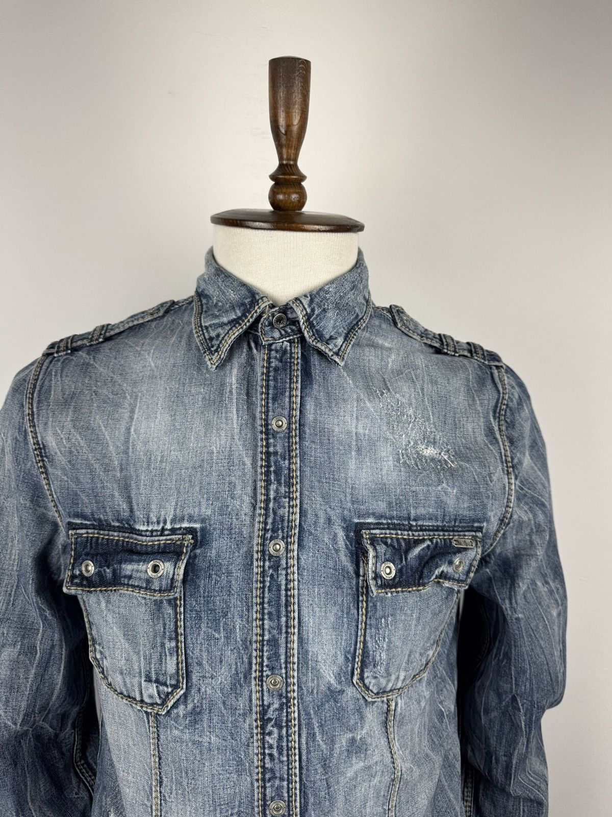 Vintage Men’s Vintage GUESS Avan Garde Long sleeve Y2K shirt Size M Size US M / EU 48-50 / 2 - 2 Thumbnail
