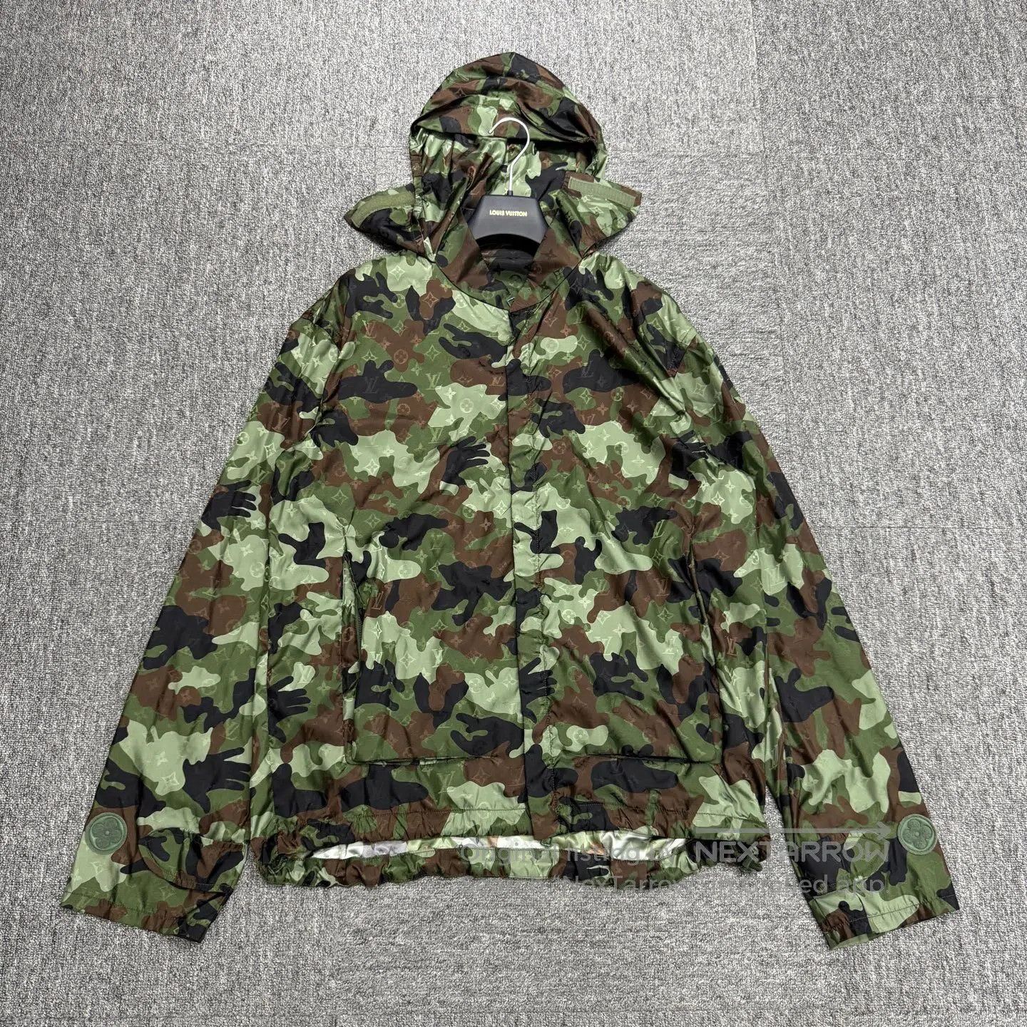 Louis Vuitton Louis Vuitton Dark patterned, fully printed, old-style cam Size US S / EU 44-46 / 1 - 2 Thumbnail