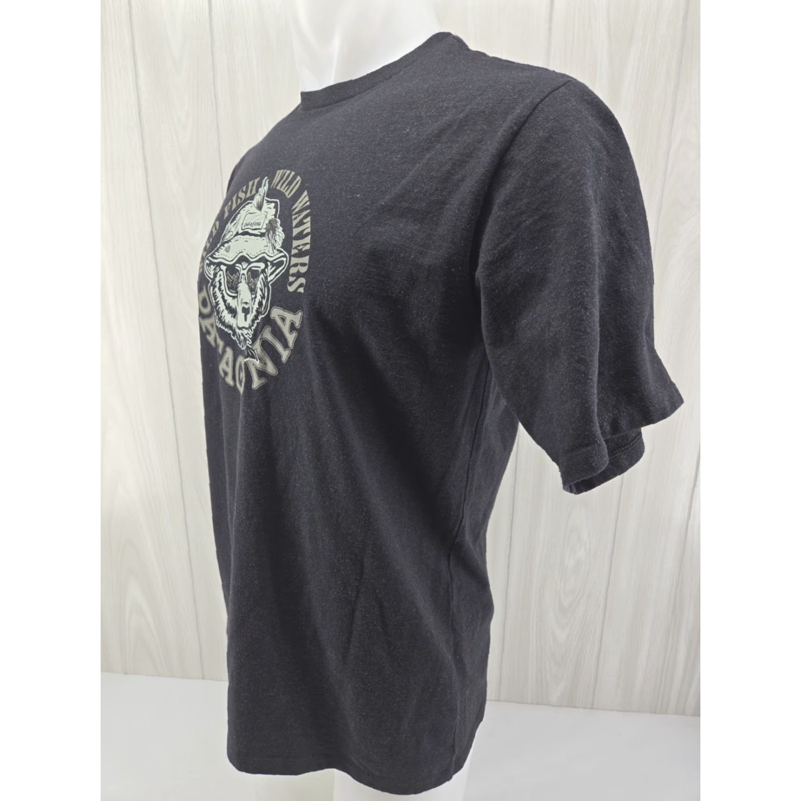 Patagonia Patagonia Mens SMALL Crewneck T Shirt Bear Wild Fish Waters Charcoal Black Size US S / EU 44-46 / 1 - 4 Thumbnail