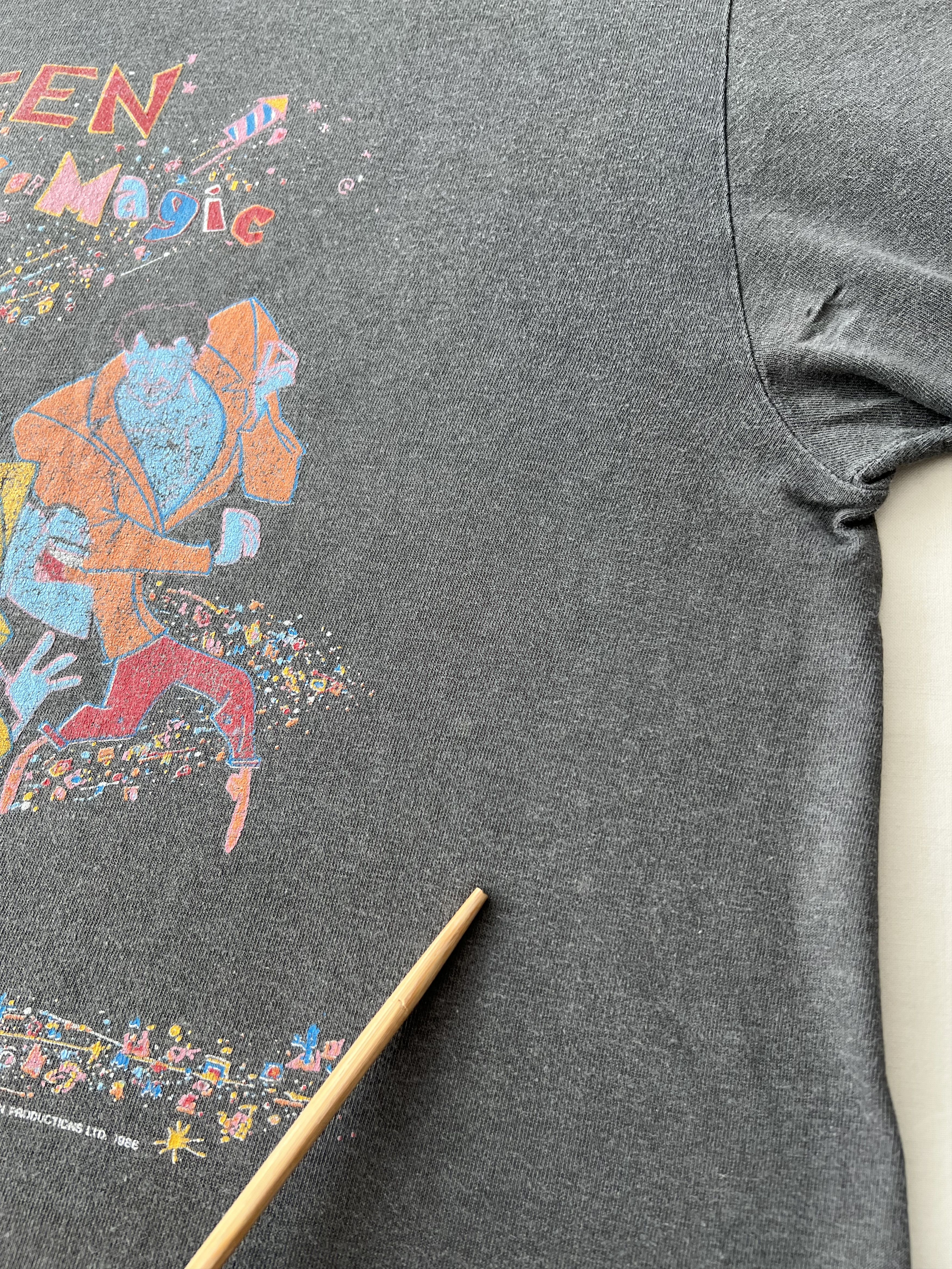 Band Tees Vintage 1986 Queen A Kind of Magic Freddie Mercury Faded Tee Size US M / EU 48-50 / 2 - 8 Thumbnail