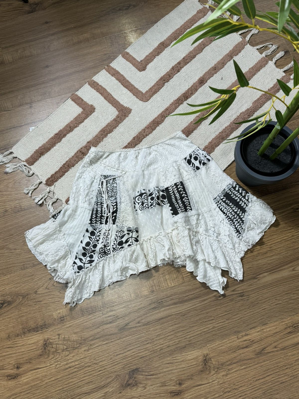 Vintage VINTAGE GUIPURE LACE RUCHES MESH MISI SKIRT Size 30" / US 8 / IT 44 - 1 Thumbnail