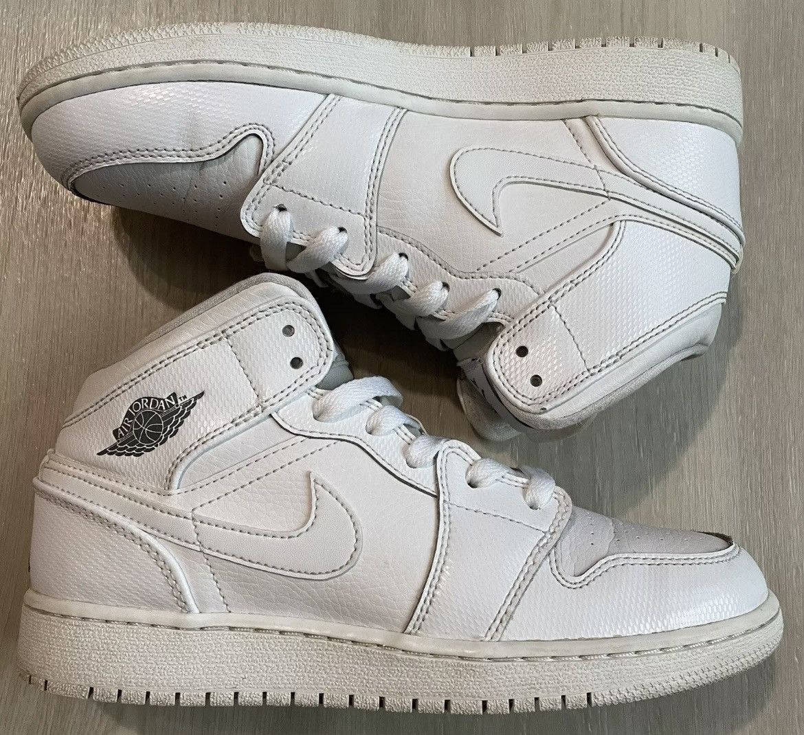 Jordan Brand × Nike Nike Air Jordan 1 Retro Mid GS White Cool Size 4.5Y Size US 6 / IT 36 - 1 Thumbnail