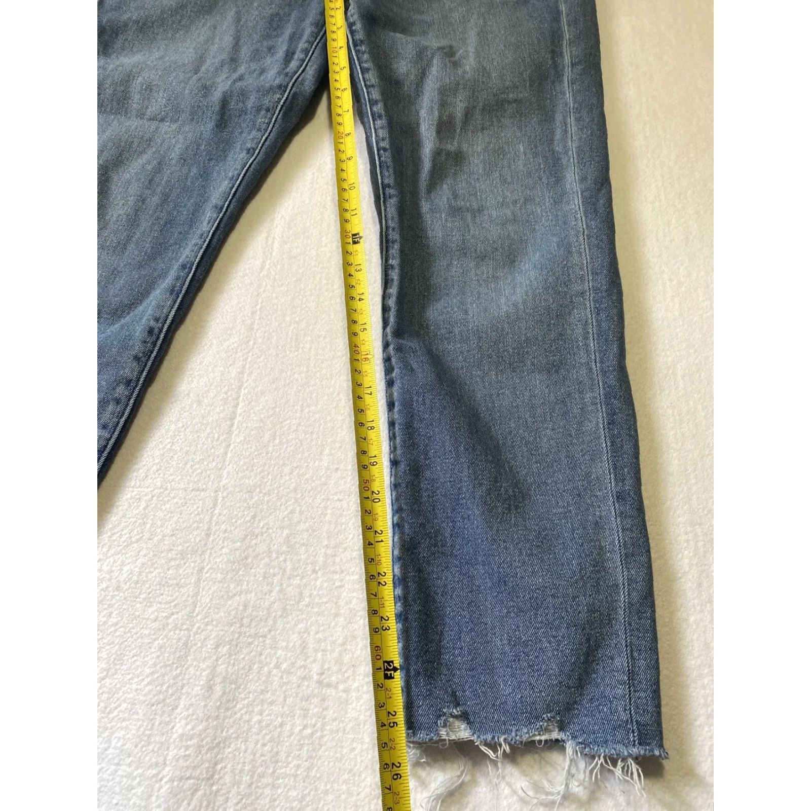 American Eagle Outfitters American Eagle Jeans Women’s 30w Denim Distressed Light Wash/25.5-28-6 Mom Jea ns Womens (Regular) Size 30" / US 8 / IT 44 - 6 Thumbnail