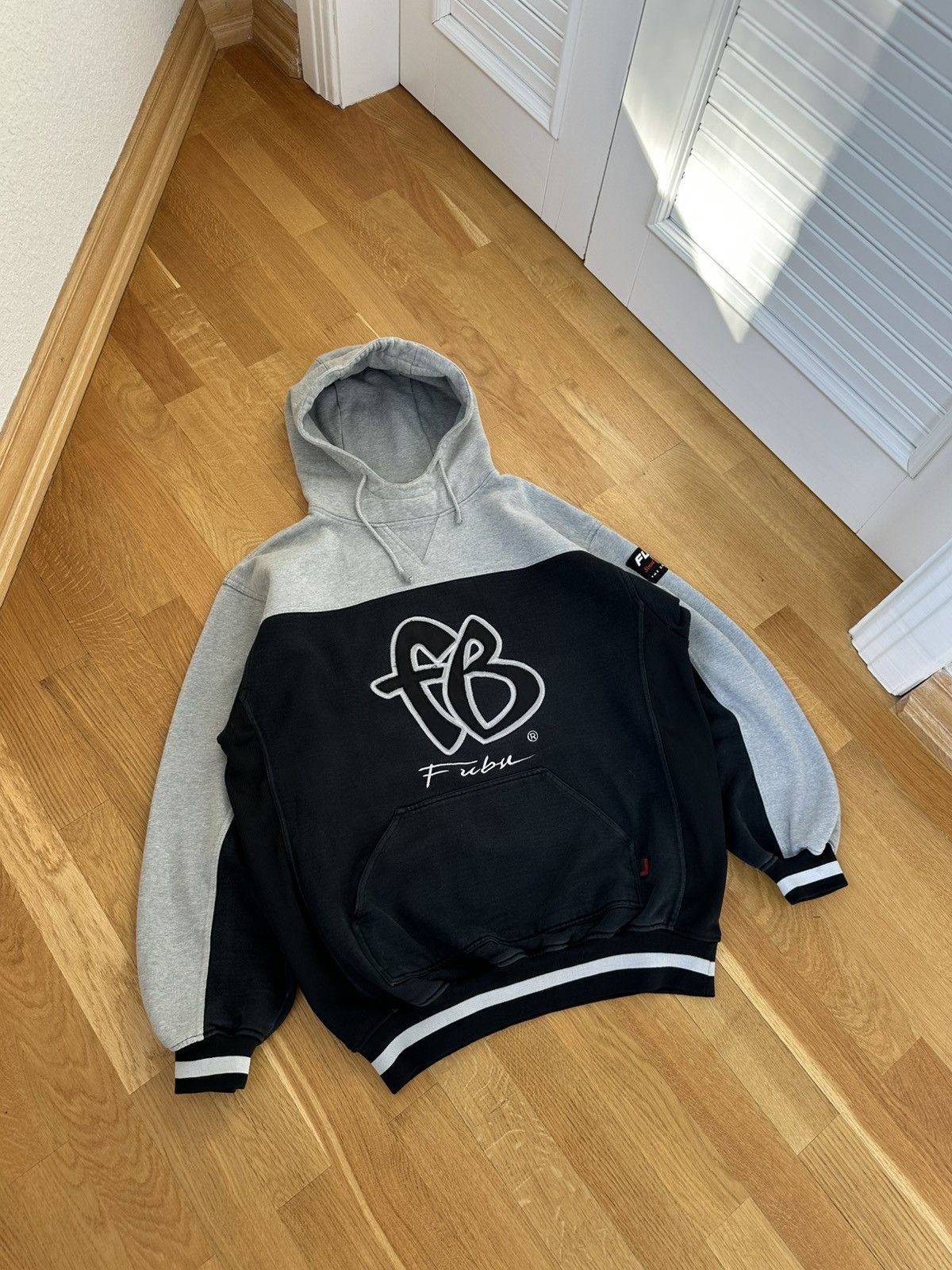 Vintage 90’s Heavyweight Fubu Hoodie Centre Logo Fit Y2K