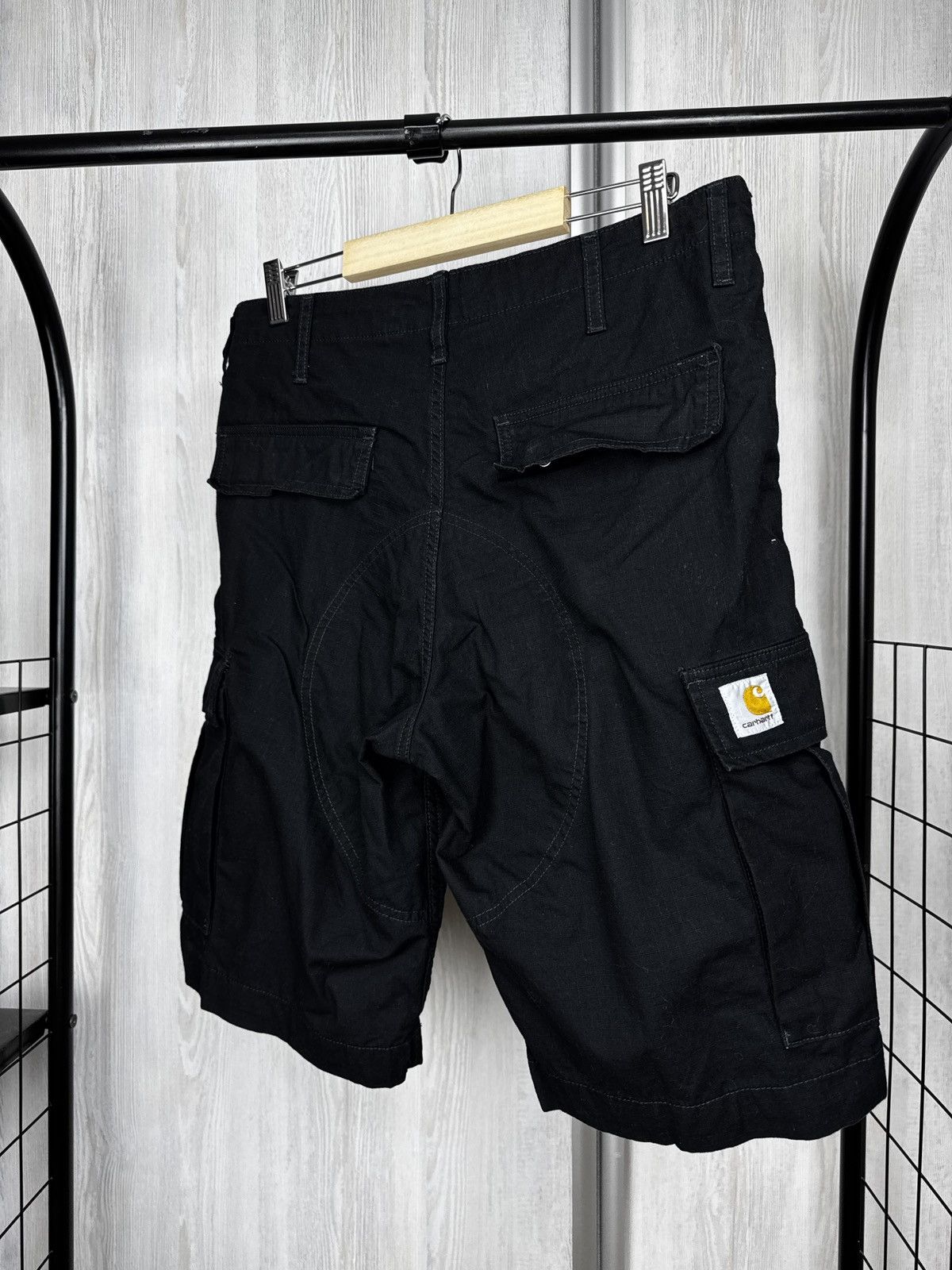 Carhartt Wip Carhartt WIP black regular cargo shorts Size US 32 / EU 48 - 6 Thumbnail