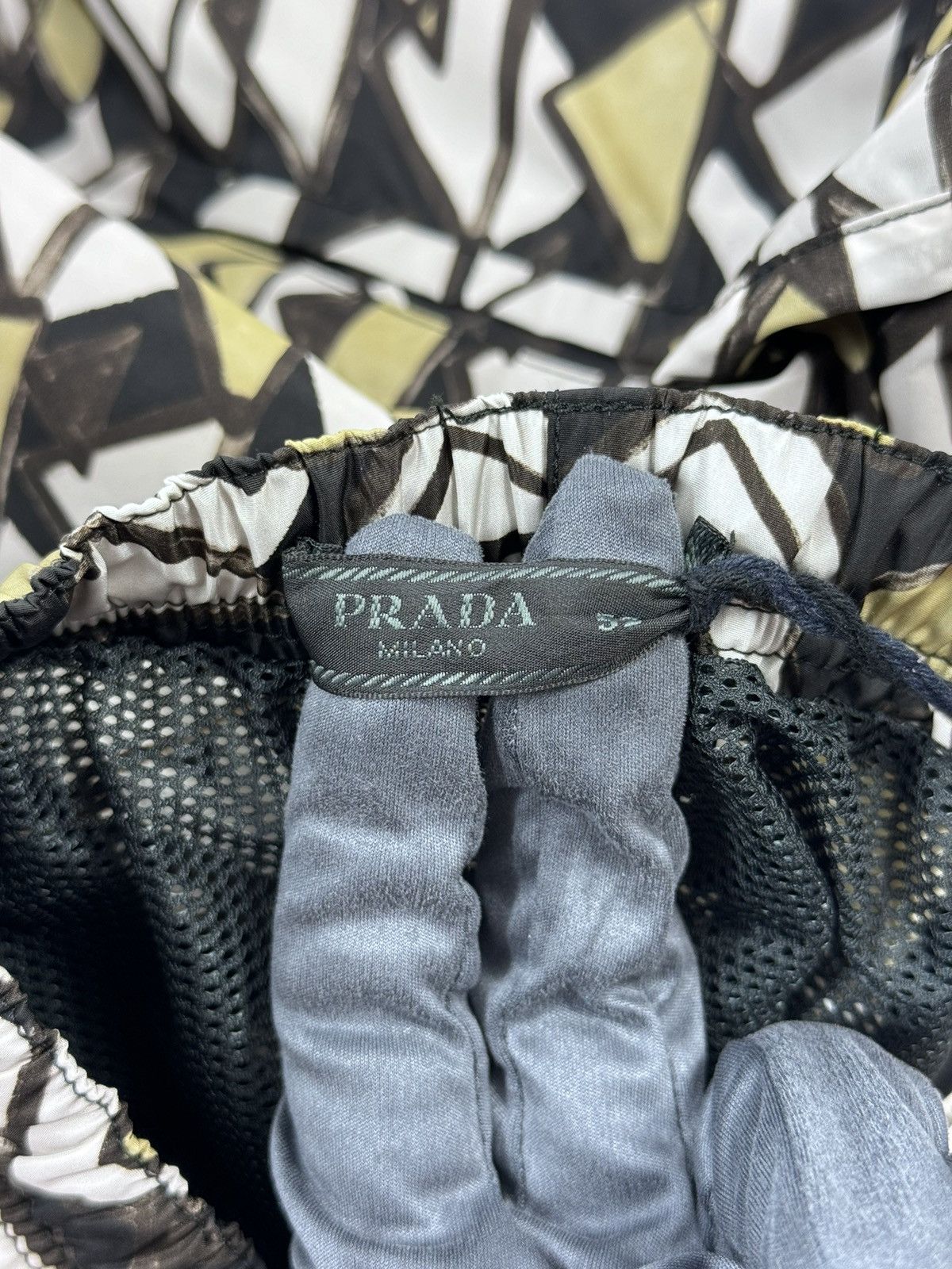 Prada GRAPHIC PRINT SWIM SHORTS Size US 36 / EU 52 - 5 Thumbnail