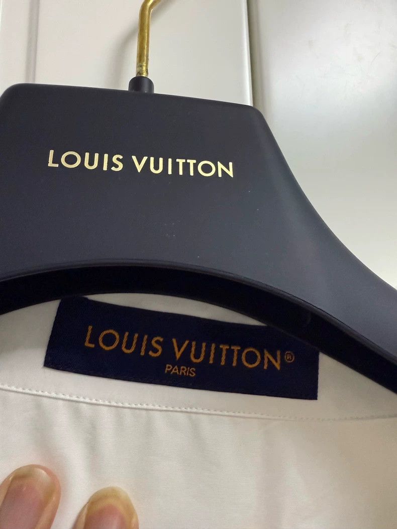 Louis Vuitton Louis Vuitton 25 Embossed logo Short Sleeve Shirt Size US M / EU 48-50 / 2 - 2 Thumbnail