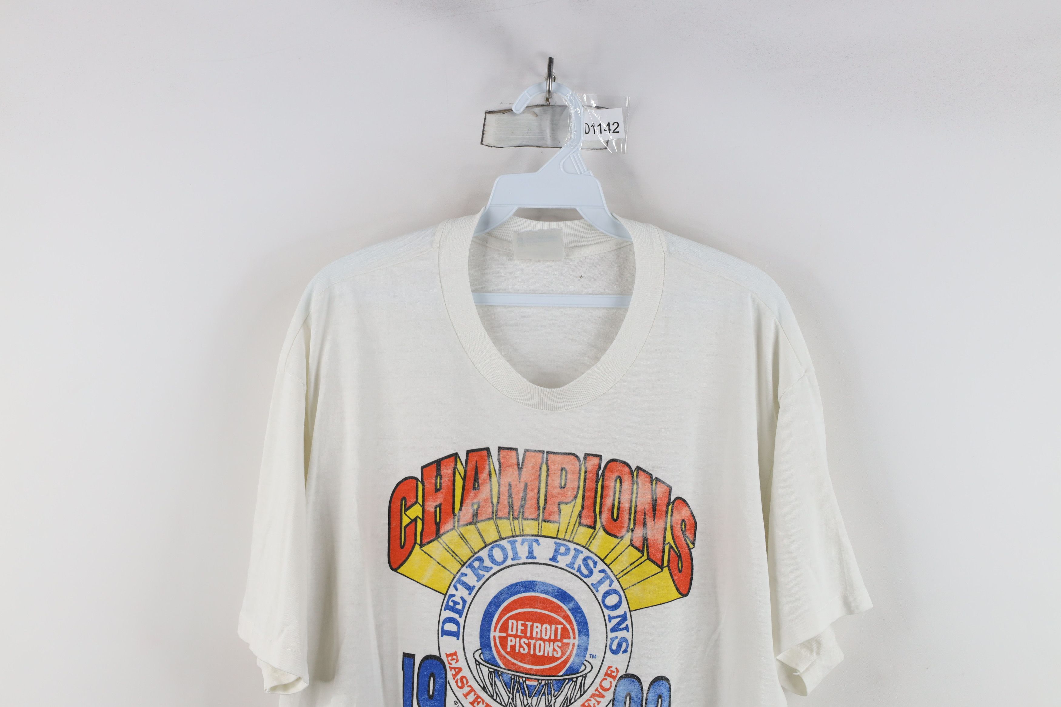Vintage Vintage 90s Detroit Pistons Basketball T-Shirt White USA Size US XL / EU 56 / 4 - 2 Thumbnail