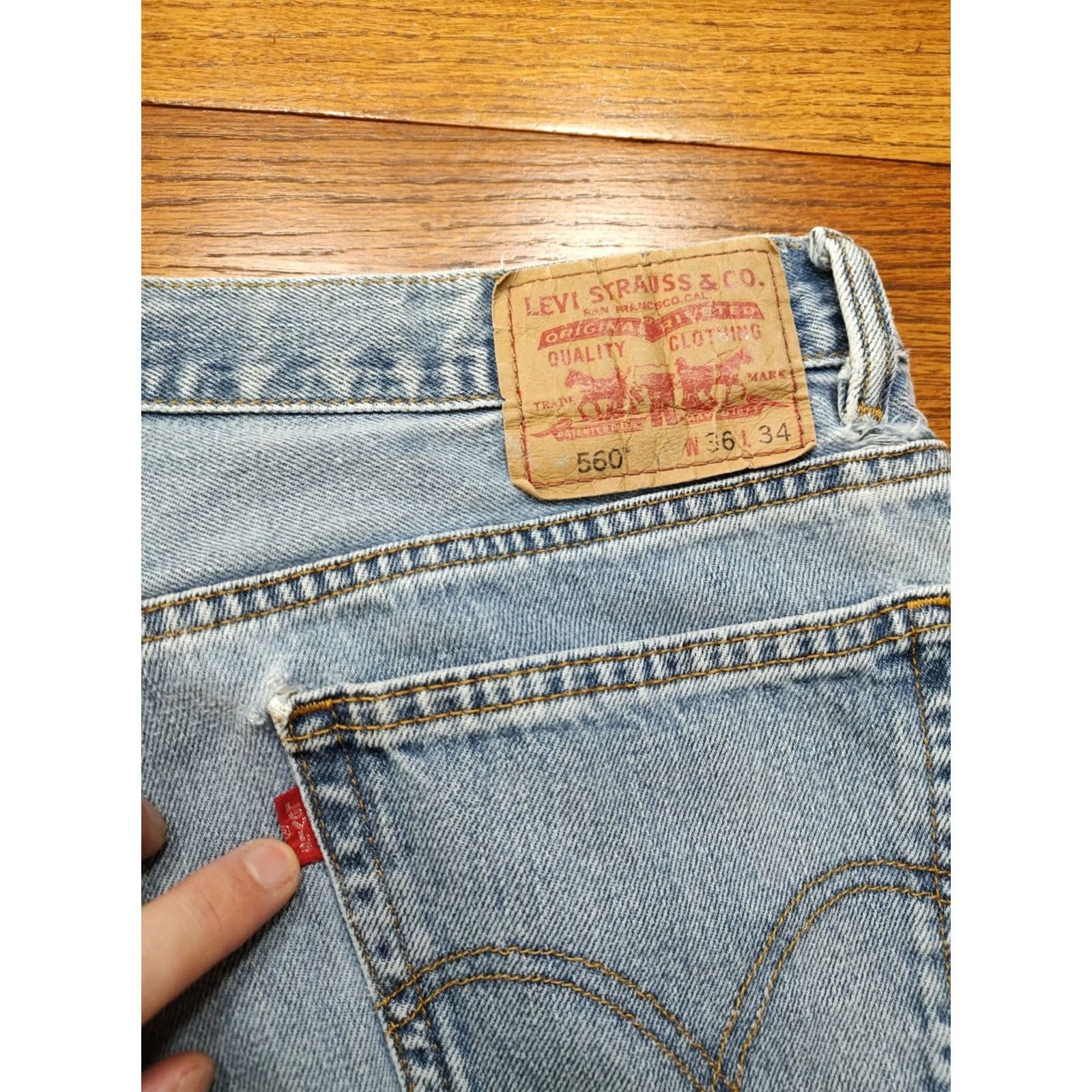 Levi's VINTAGE Levi's 560 Jeans Mens 34x33 Loose Fit Taper Leg Light Blue Denim 5-Pocket Grooved Belt Loops Streetwear Retro 90s Motorcycle Western Rock N/A Size US 34 / EU 50 - 4 Thumbnail