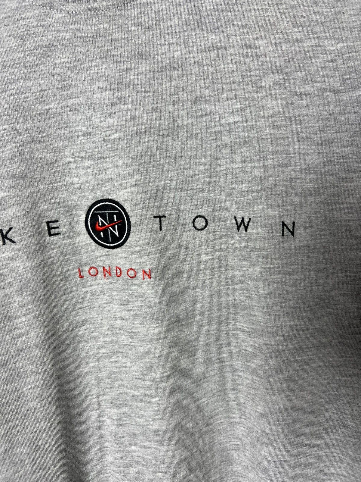 Nike Vintage 90s Nike Town London Embroidered Centre Logo Tee Size US S / EU 44-46 / 1 - 5 Thumbnail