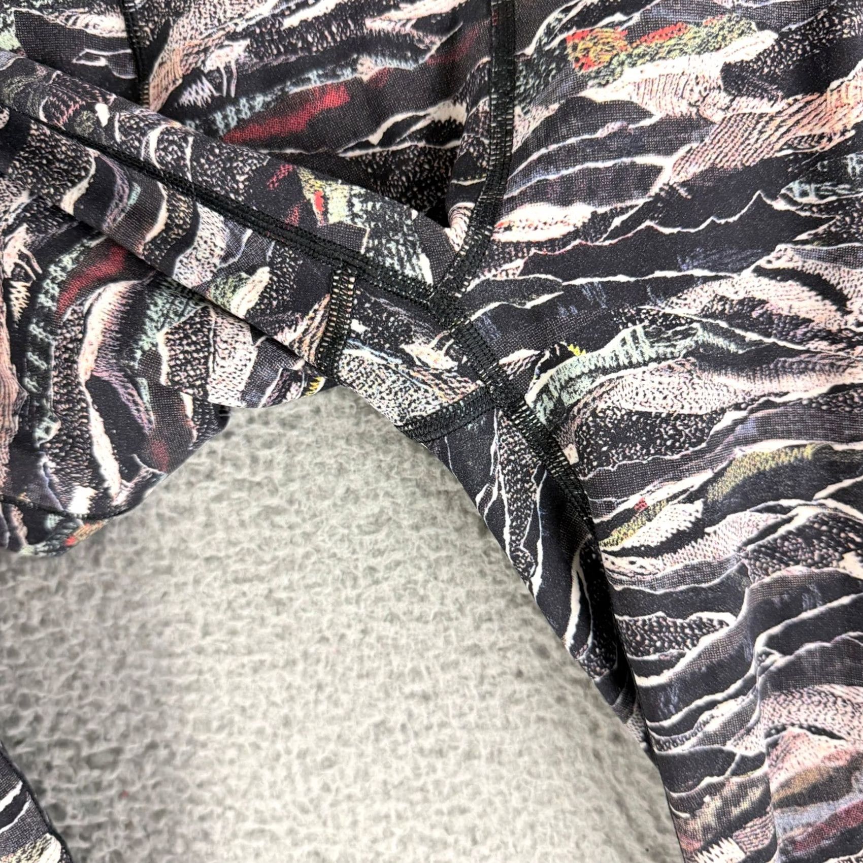 Lululemon Lululemon Fast Free Tight Women Size 4 Multi Color Abstract Wave Print Leggings Size 42" / US 20 - 3 Thumbnail