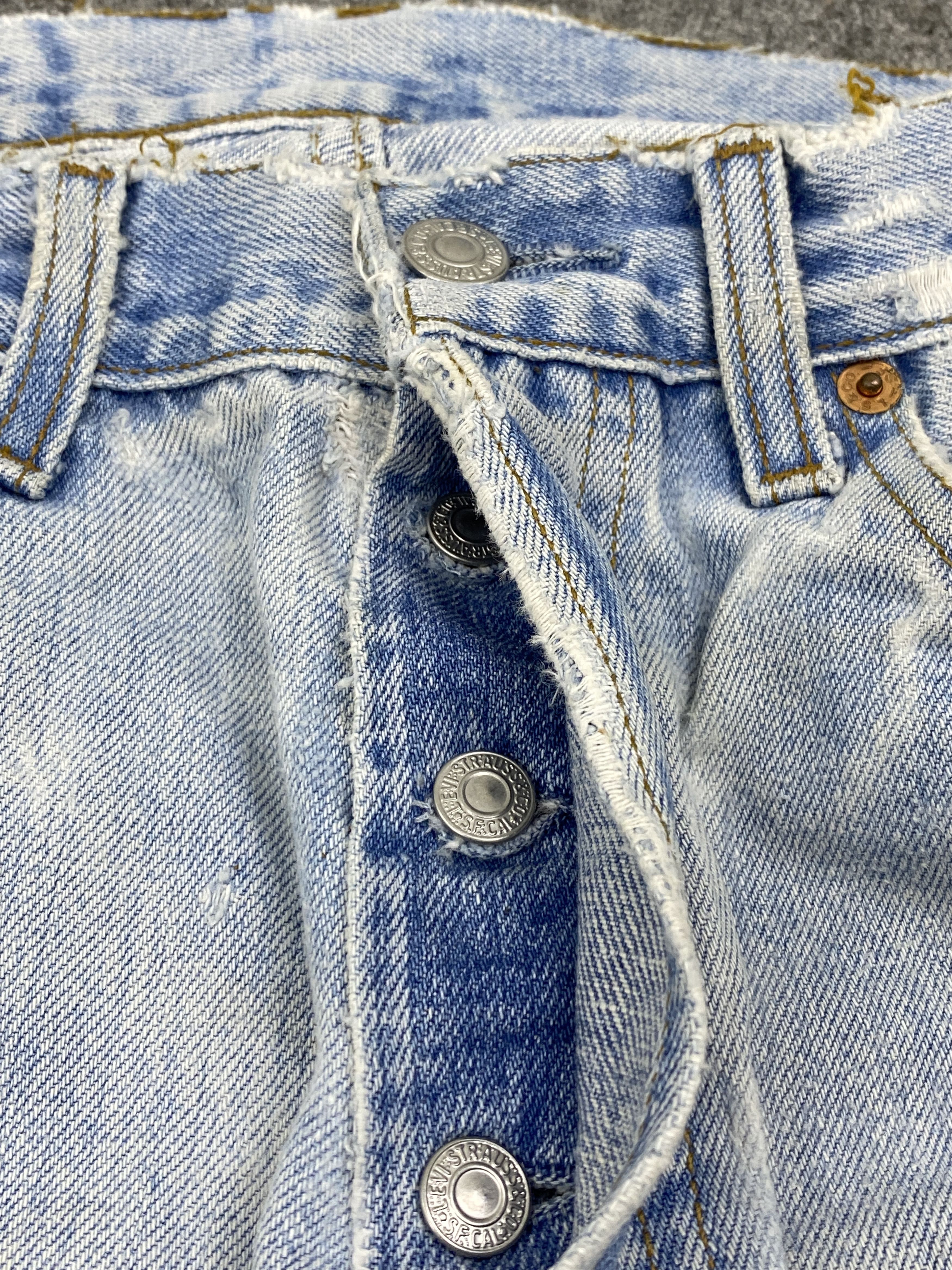 Levi's Vintage Levis 501 Light Wash Ripped Jeans DP2754 Size US 28 / EU 44 - 16 Thumbnail