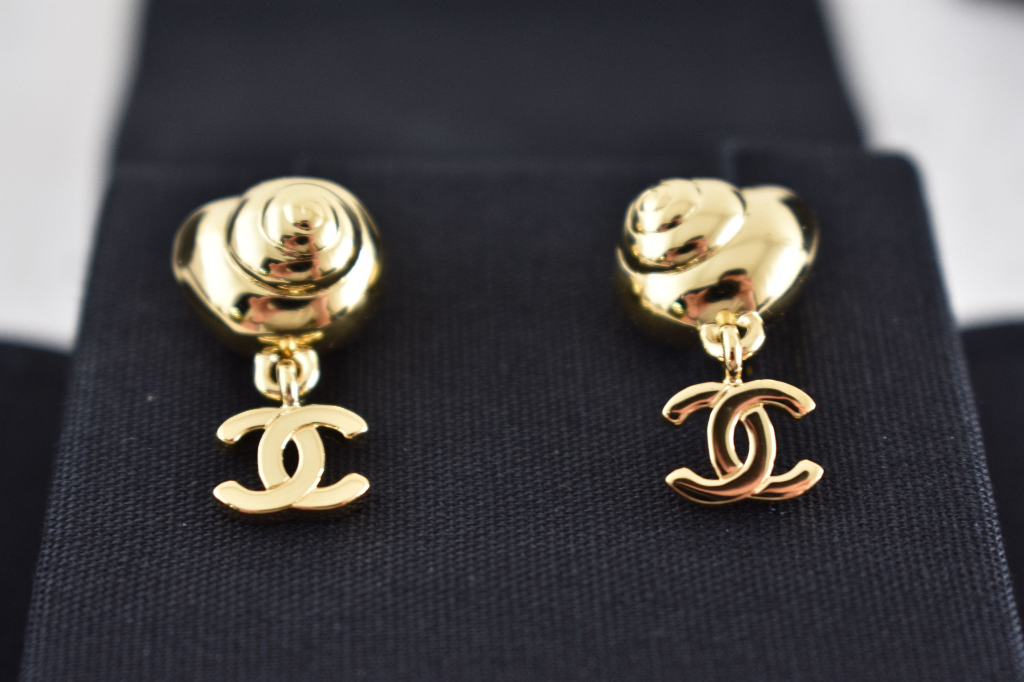 Chanel 26M Coco Beach Shell Seashell CC Logo Dangle Stud Earrings Size ONE SIZE - 10 Thumbnail