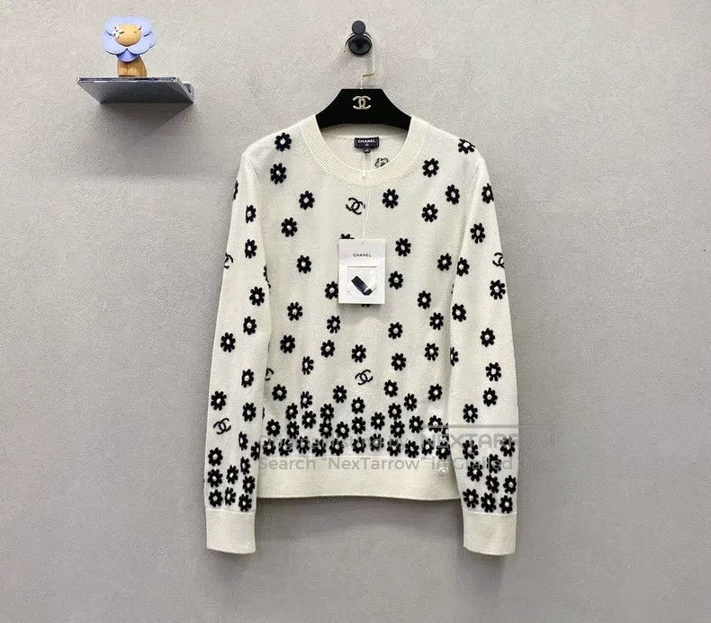 Chanel Chanel White small flower sweater Size S / US 4 / IT 40 - 1 Thumbnail