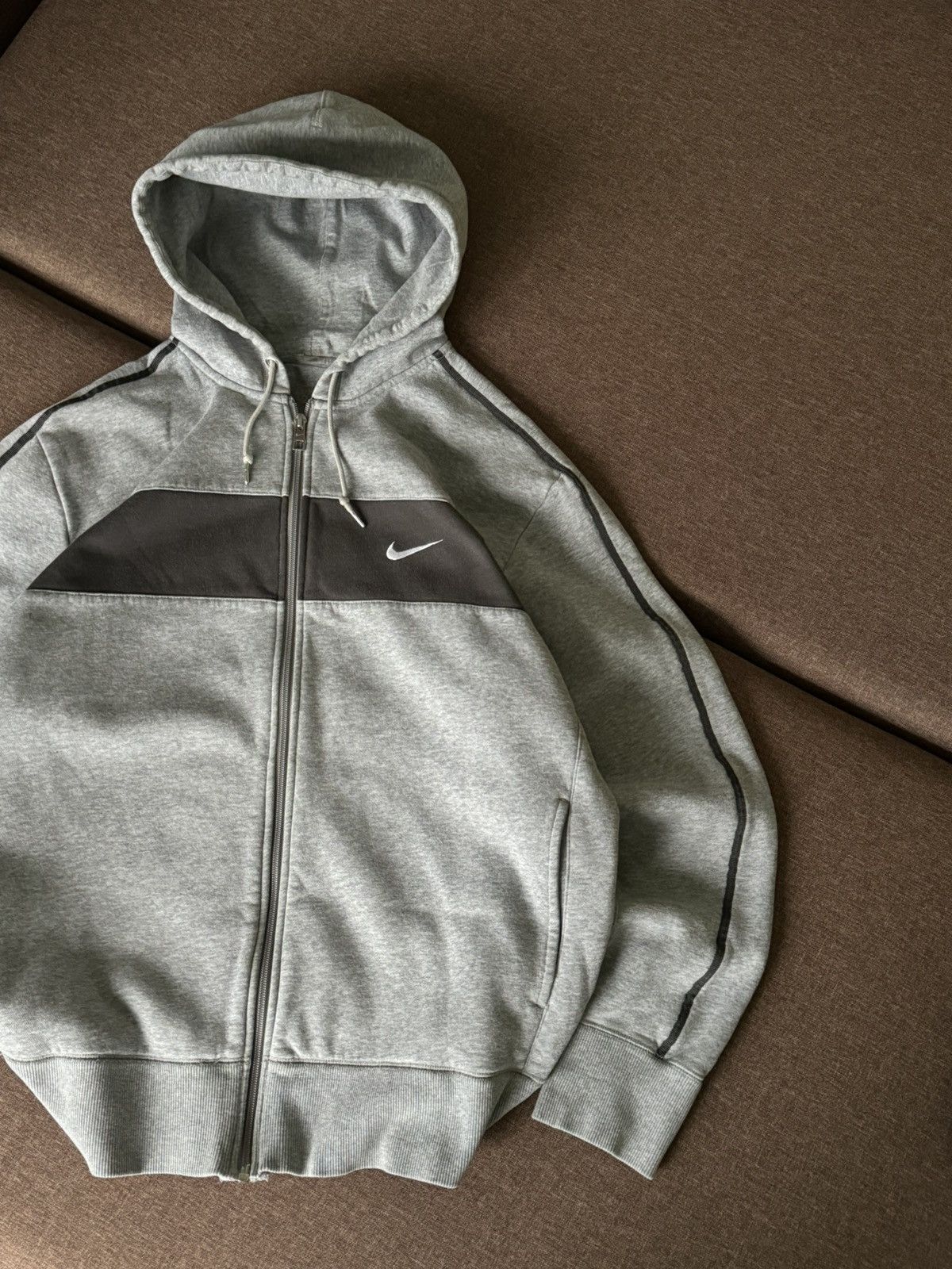 Nike Vintage Nike Y2K grey zip hoodie size XL Size US XL / EU 56 / 4 - 3 Thumbnail