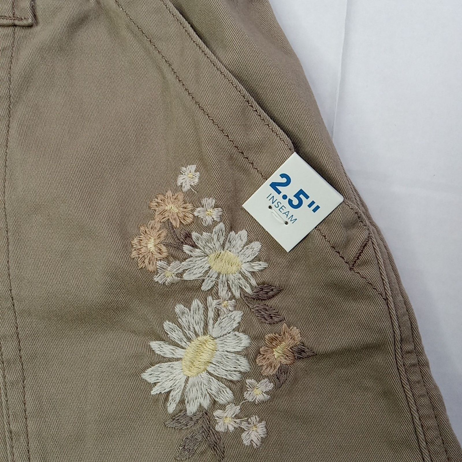 Arizona Jean Co. NWT Arizona Jean High-Rise Shorts Womens Size 8 Taupe Floral Size 30" / US 8 / IT 44 - 2 Thumbnail