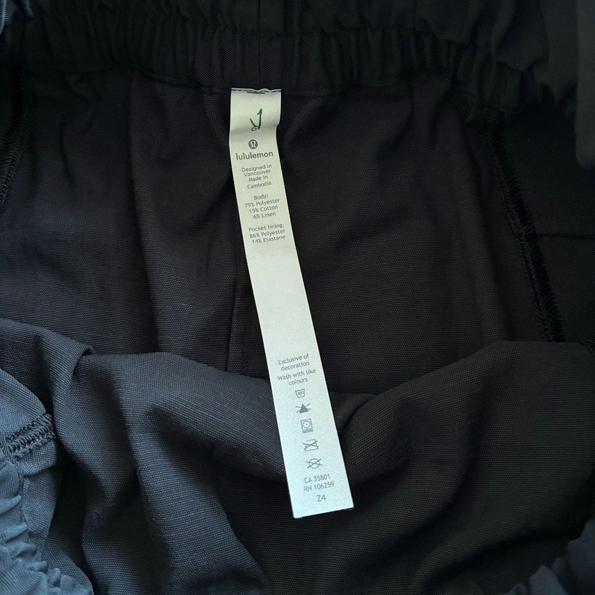 Lululemon Lululemon Trip Taker Super High-Rise Paperbag Black Skirt Size 28" / US 6 / IT 42 - 7 Thumbnail