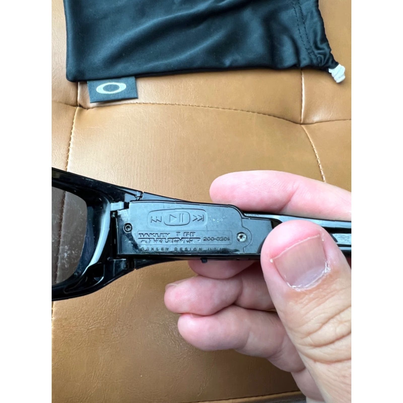 Oakley VINTAGE Oakley Sunglasses Unisex Adults 1GB Thump 200-2010 Black Black NEED LENSES Size ONE SIZE - 7 Thumbnail
