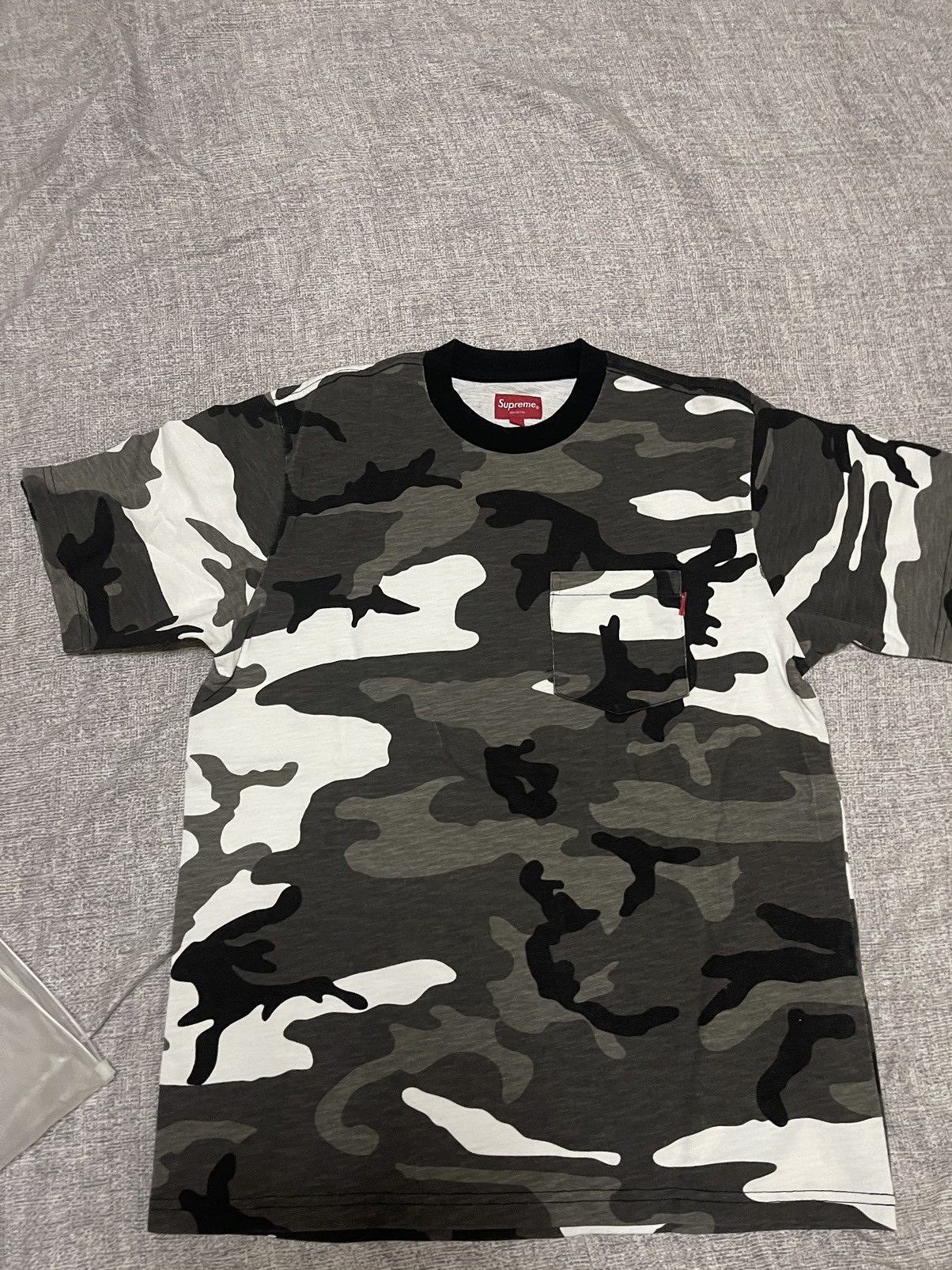 Supreme Supreme snow camo fw18 pocket tee Small size Size US S / EU 44-46 / 1 - 1 Thumbnail