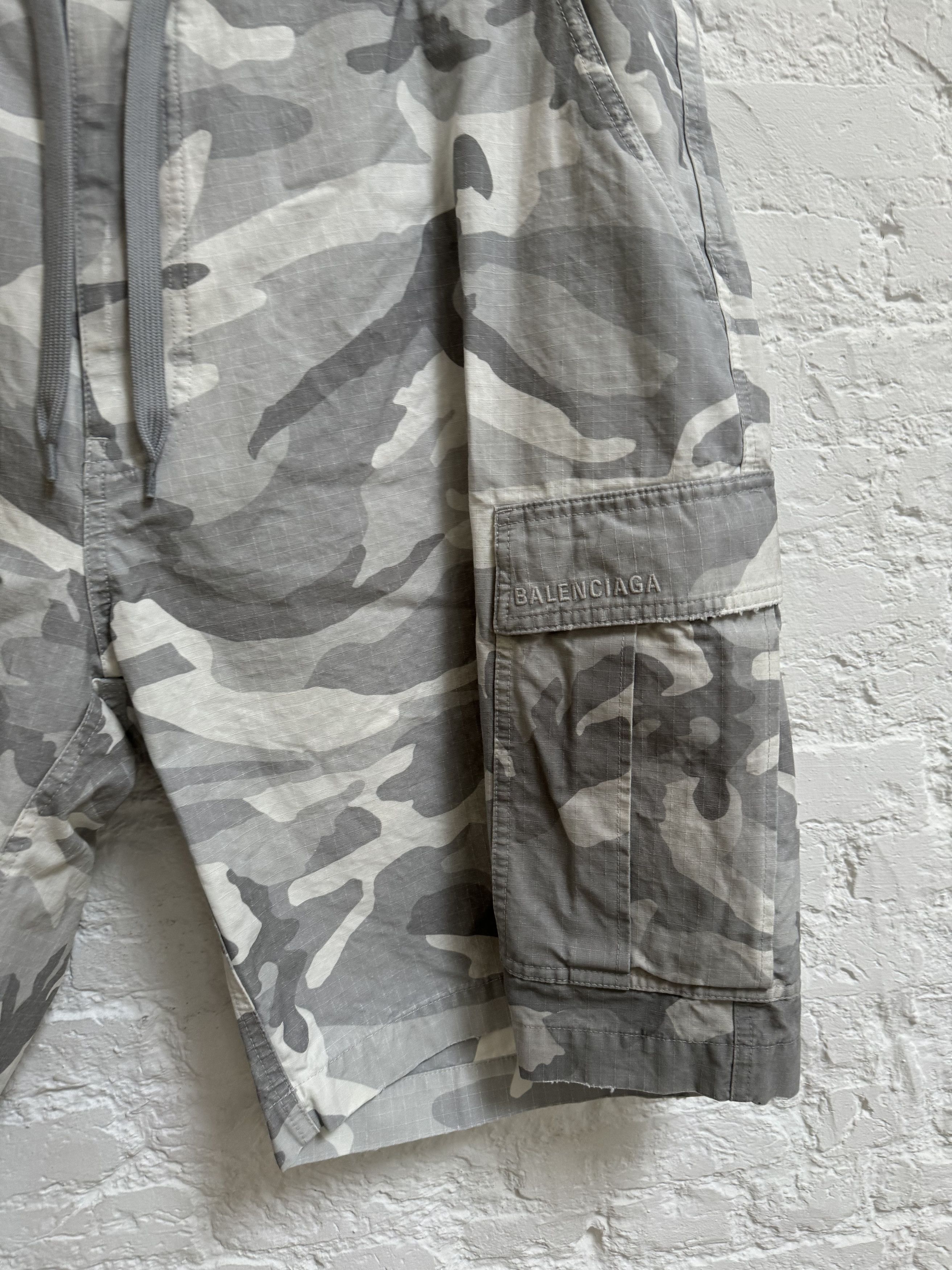 Balenciaga 2000$ Balenciaga Men's Camo Cargo Shorts Light Grey Size US 38 / EU 54 - 2 Thumbnail