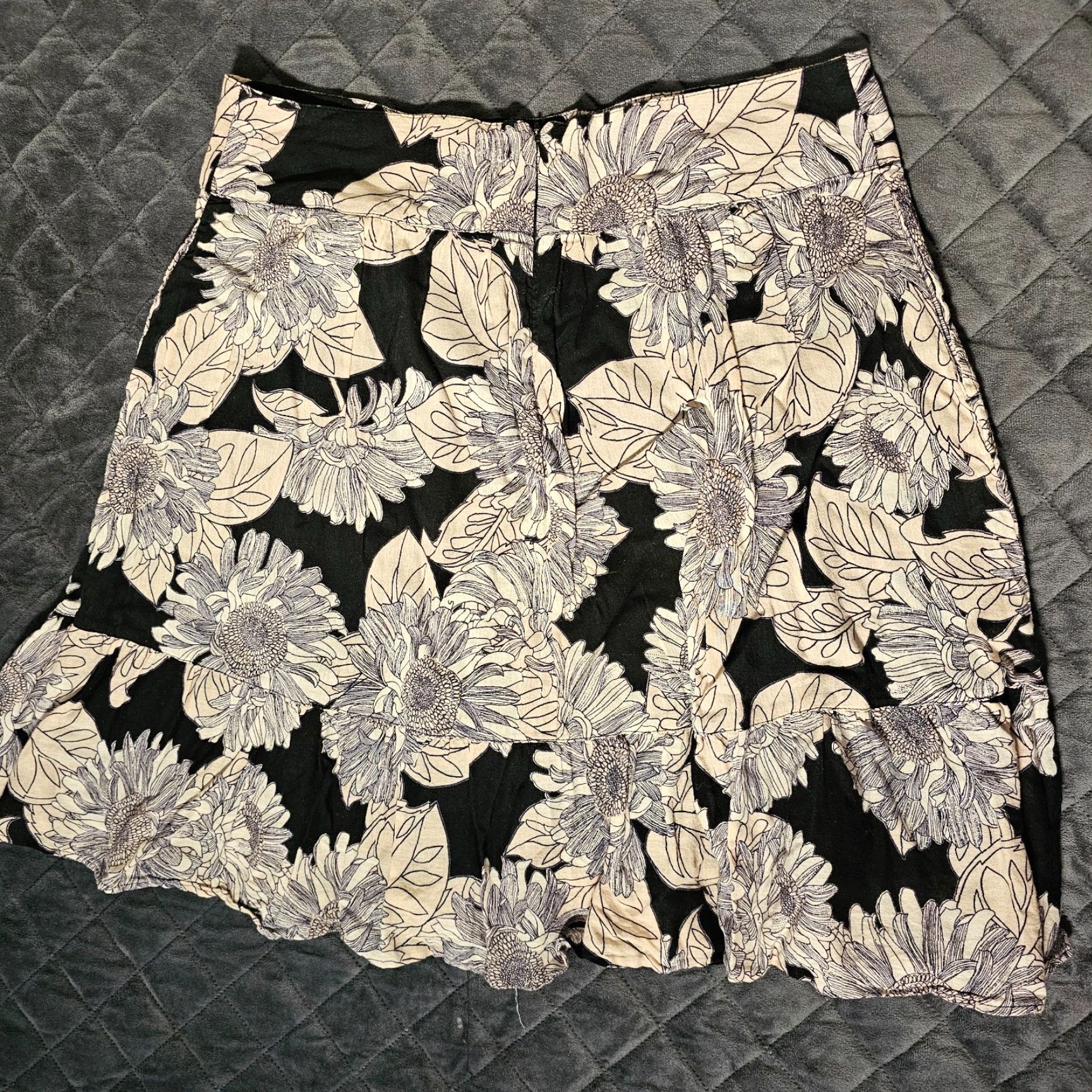 H&M H&M Women's Skirt 10 Black White Floral Short Zipper Casual Size 32" / US 10 / IT 46 - 6 Thumbnail