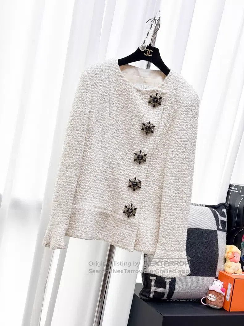 Chanel Chanel Full-body pearl embroidered rudder gem button soft Size XS / US 0-2 / IT 36-38 - 1 Thumbnail