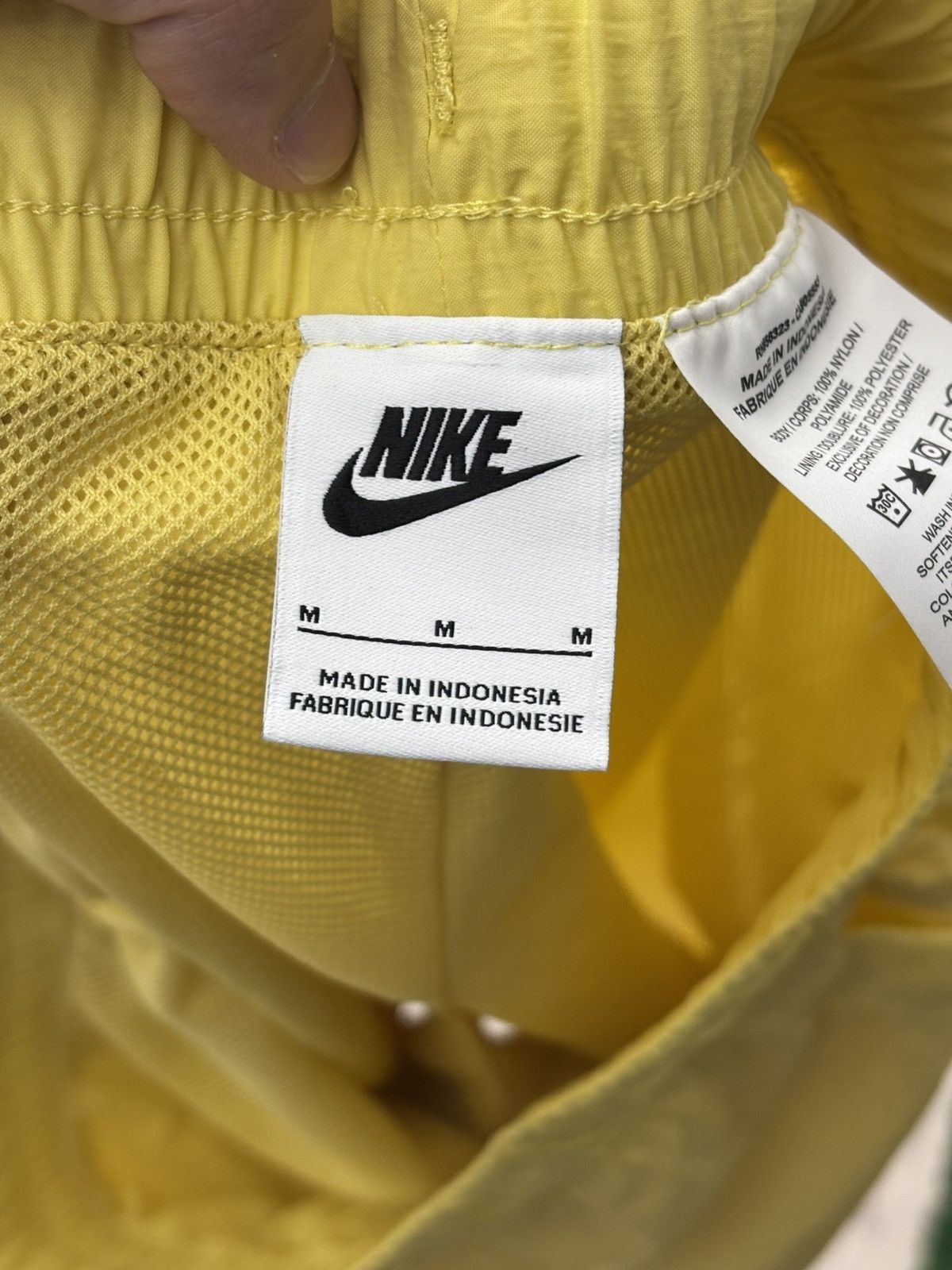 Nike Vintage Nike Nylon shorts size Medium Size US 34 / EU 50 - 3 Thumbnail