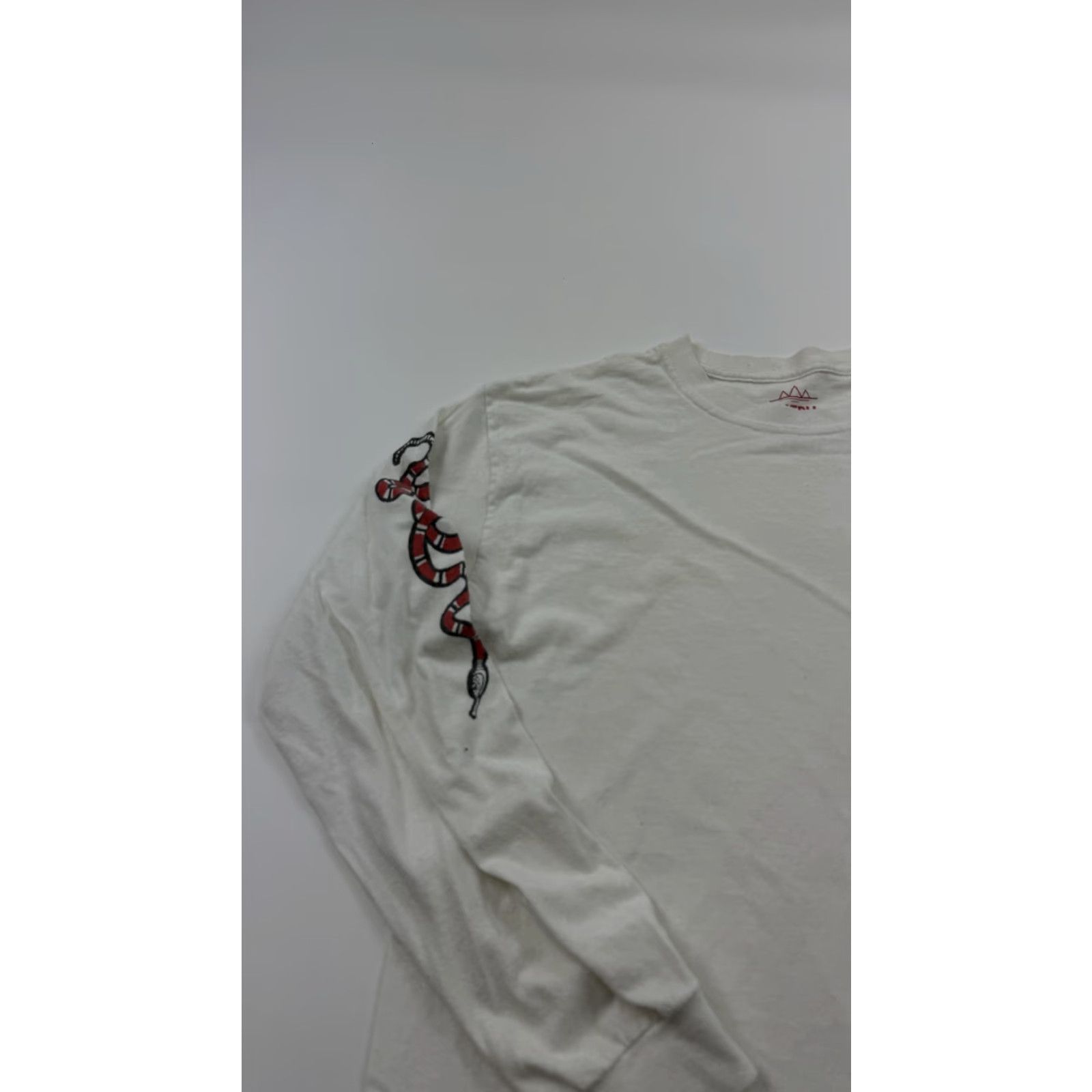 Vintage Altru Shirt Mens Medium White Long Sleeve Crewneck Tiger Snake Graphic Print Tee Size US M / EU 48-50 / 2 - 4 Thumbnail