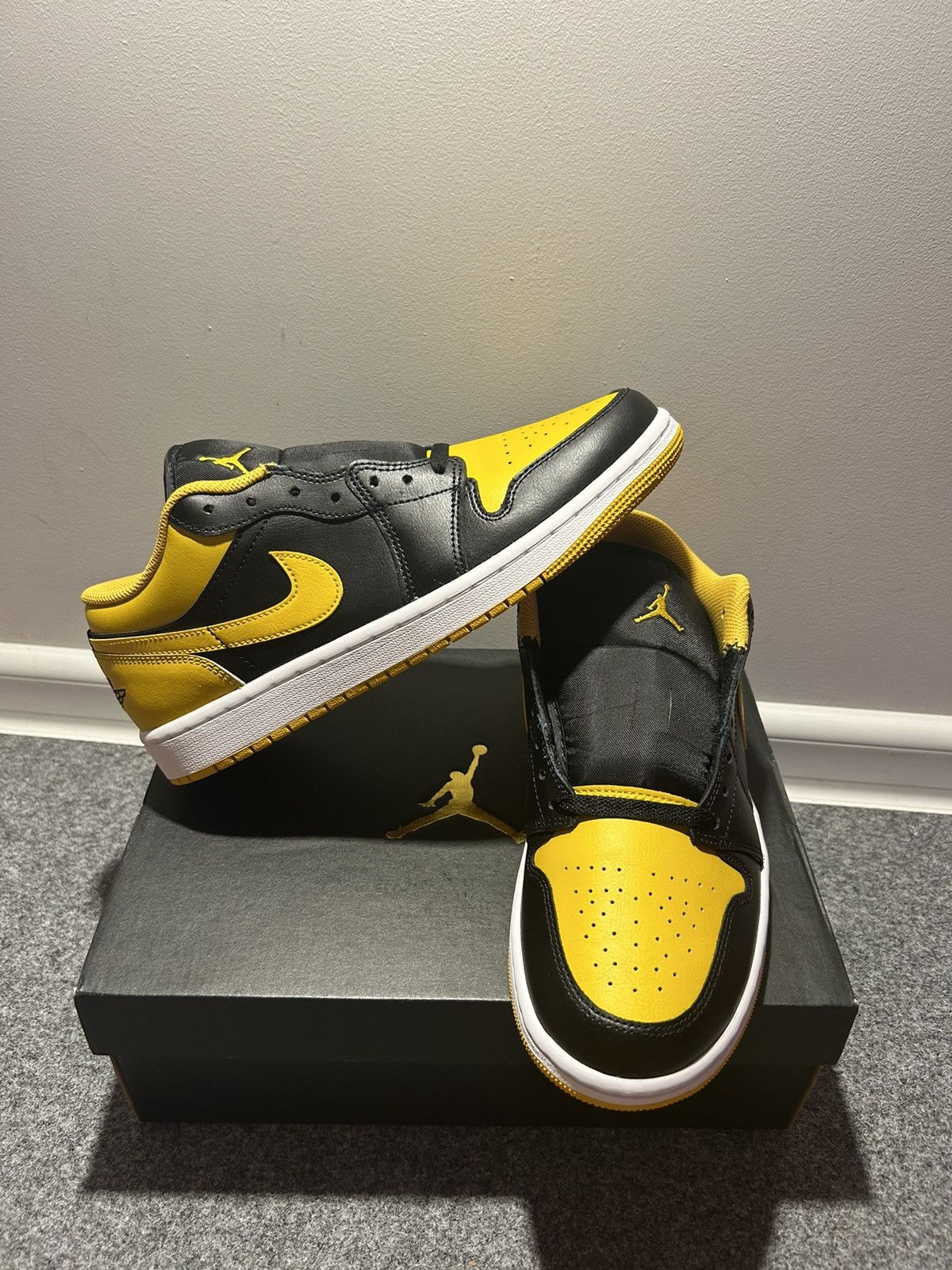 Jordan Brand × Nike Air Jordan 1 Low Size US 9 / EU 42 - 1 Thumbnail