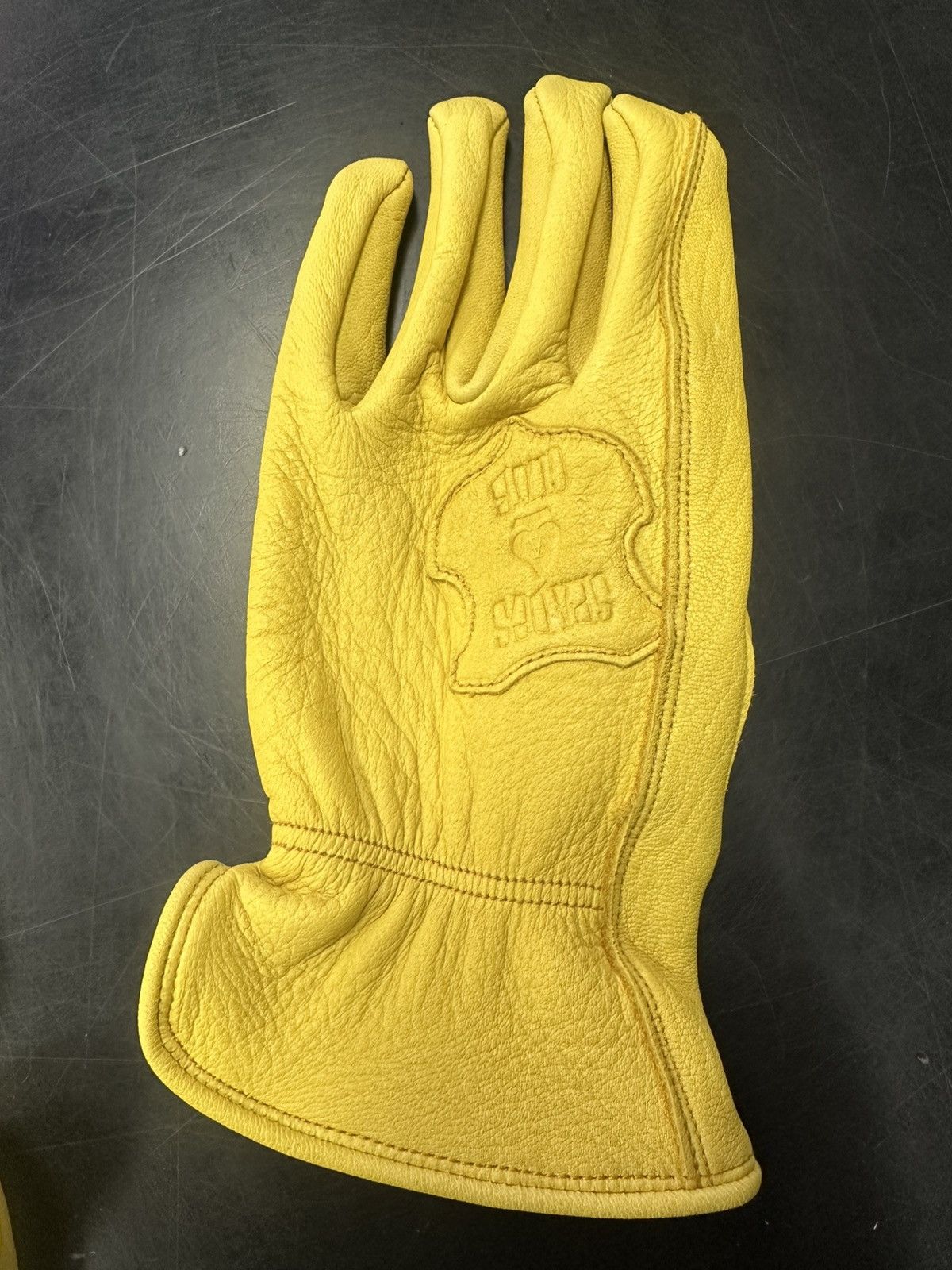 DENIM TEARS × Stussy DENIM TEARS X STUSSY LEATHER GLOVES S/M YELLOW Size ONE SIZE - 5 Thumbnail