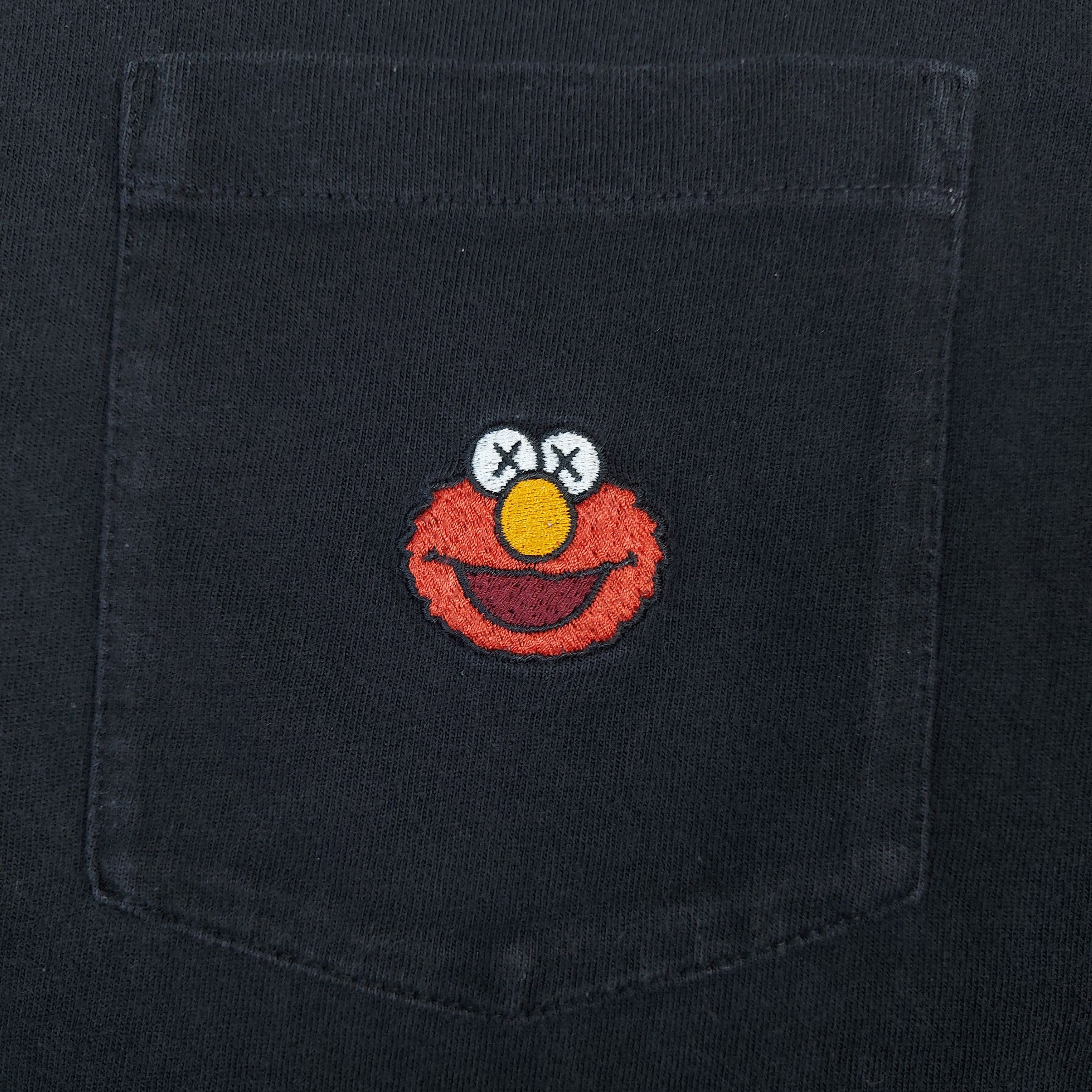 Kaws × Uniqlo KAWS x Uniqlo x Sesame Street Elmo Embroidery Pocket TEE Size US XL / EU 56 / 4 - 2 Thumbnail