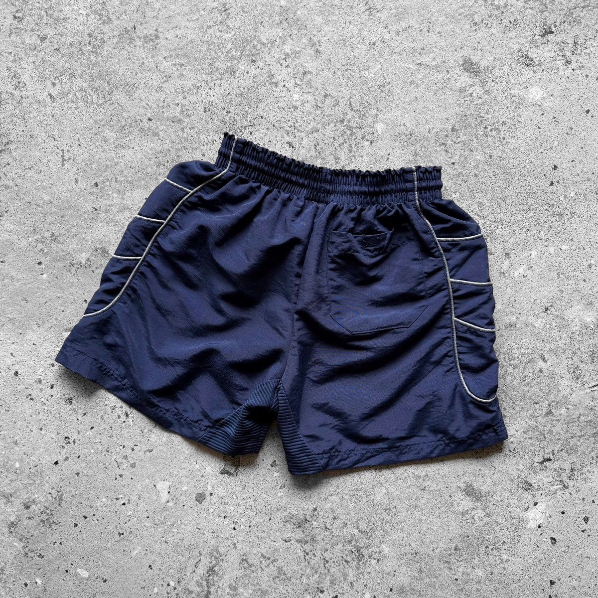Umbro Umbro Mens Vintage Navy Manchester United Football Shorts Size US 30 / EU 46 - 2 Thumbnail