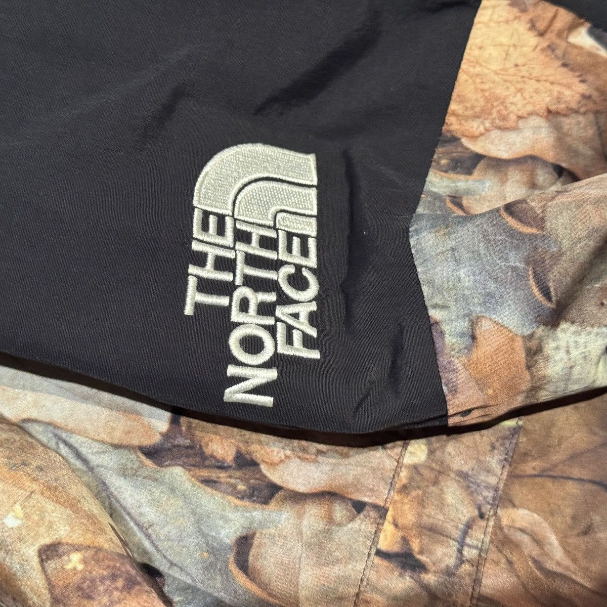 Supreme SUPREME THE NORTH FACE MOUNTAIN LIGHT JACKET LEAVES CAMO Size US S / EU 44-46 / 1 - 7 Thumbnail