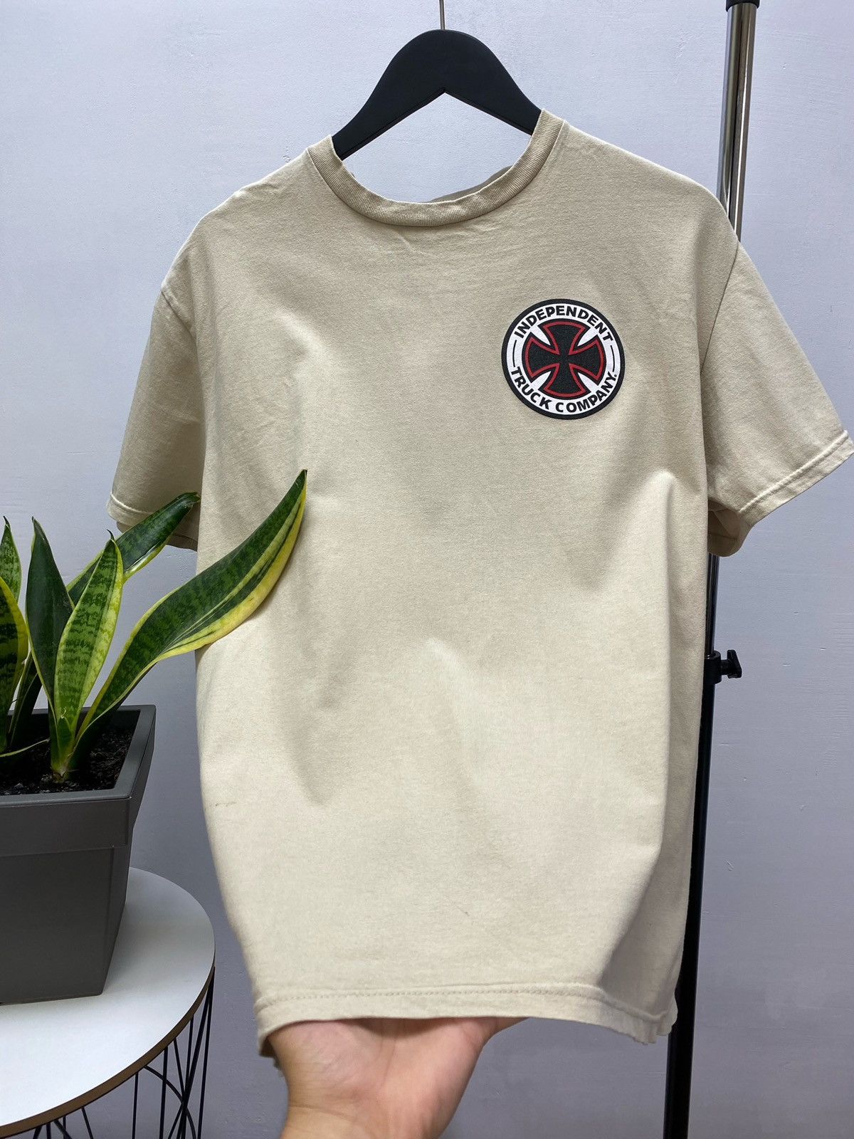 Alien Workshop × Independent Truck Co. × Vintage Vintage Independent Truck Company Logo Tee Size US L / EU 52-54 / 3 - 7 Thumbnail