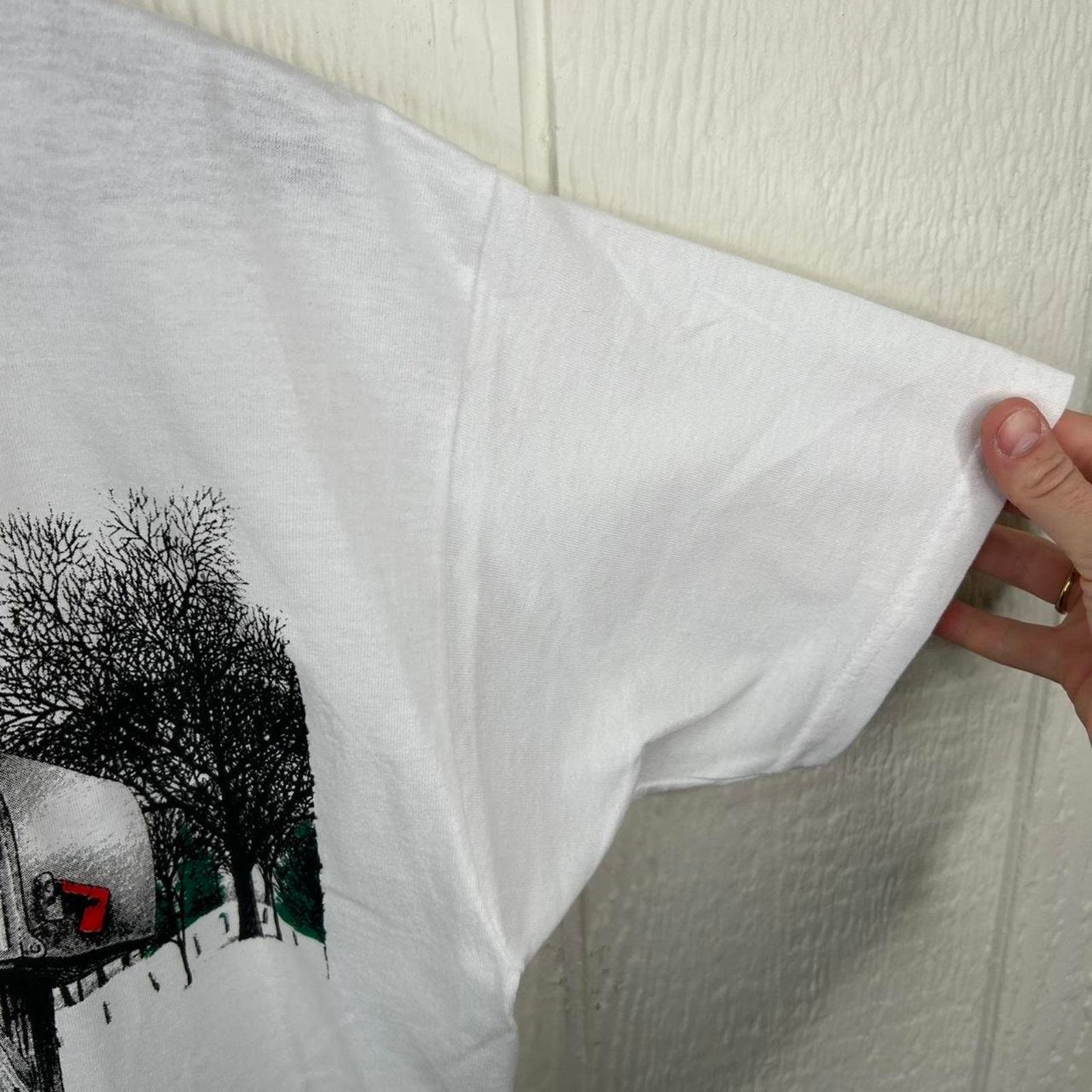Fruit Of The Loom Vintage 90’s Fruit of the Loom Cardinal Barn Tee Size Large Size US L / EU 52-54 / 3 - 6 Thumbnail