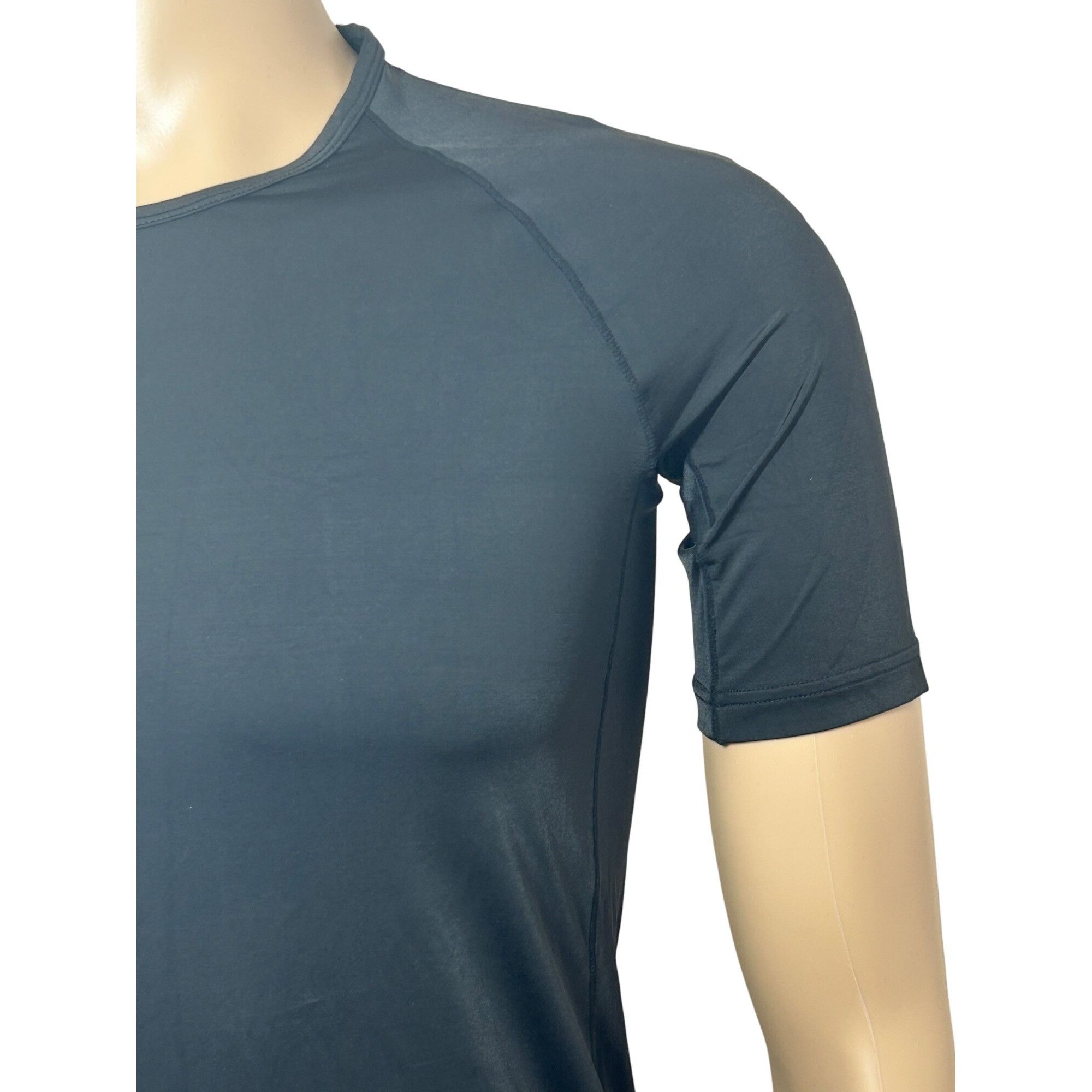Uniqlo Uniqlo Men’s Black Compression T-Shirt Short Sleeve L Nylon Size US L / EU 52-54 / 3 - 11 Thumbnail