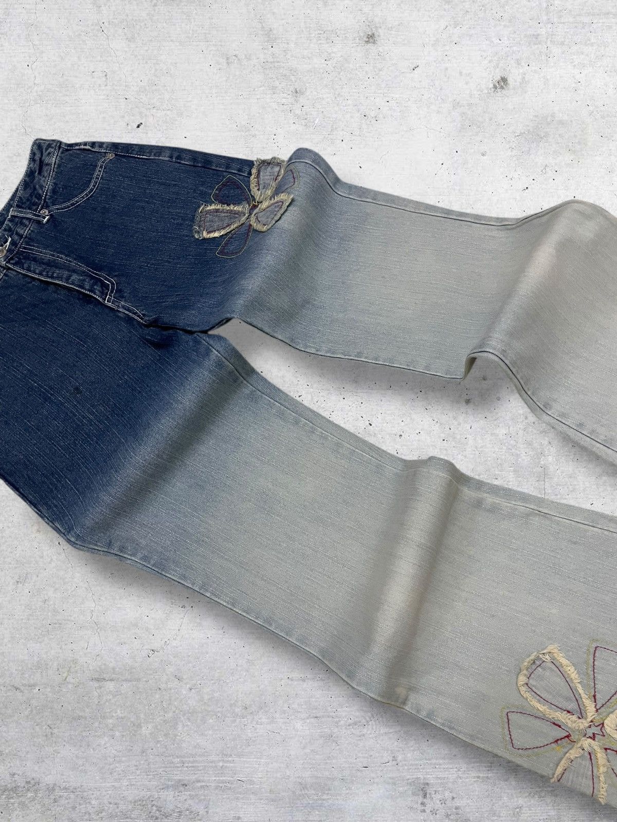 VINTAGE JAPAN 90S FLORA APPLIQUE FLARED ARTSY TWIST DENIM
