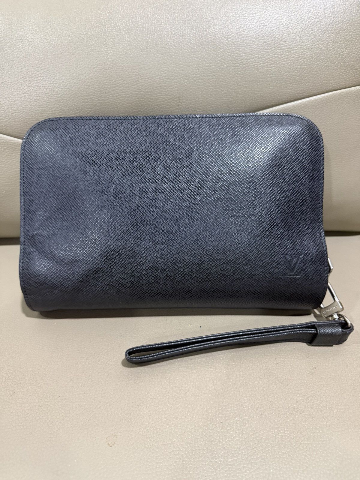Louis Vuitton Authentic Louis Vuitton Taiga Black Clutch Size ONE SIZE - 1 Thumbnail