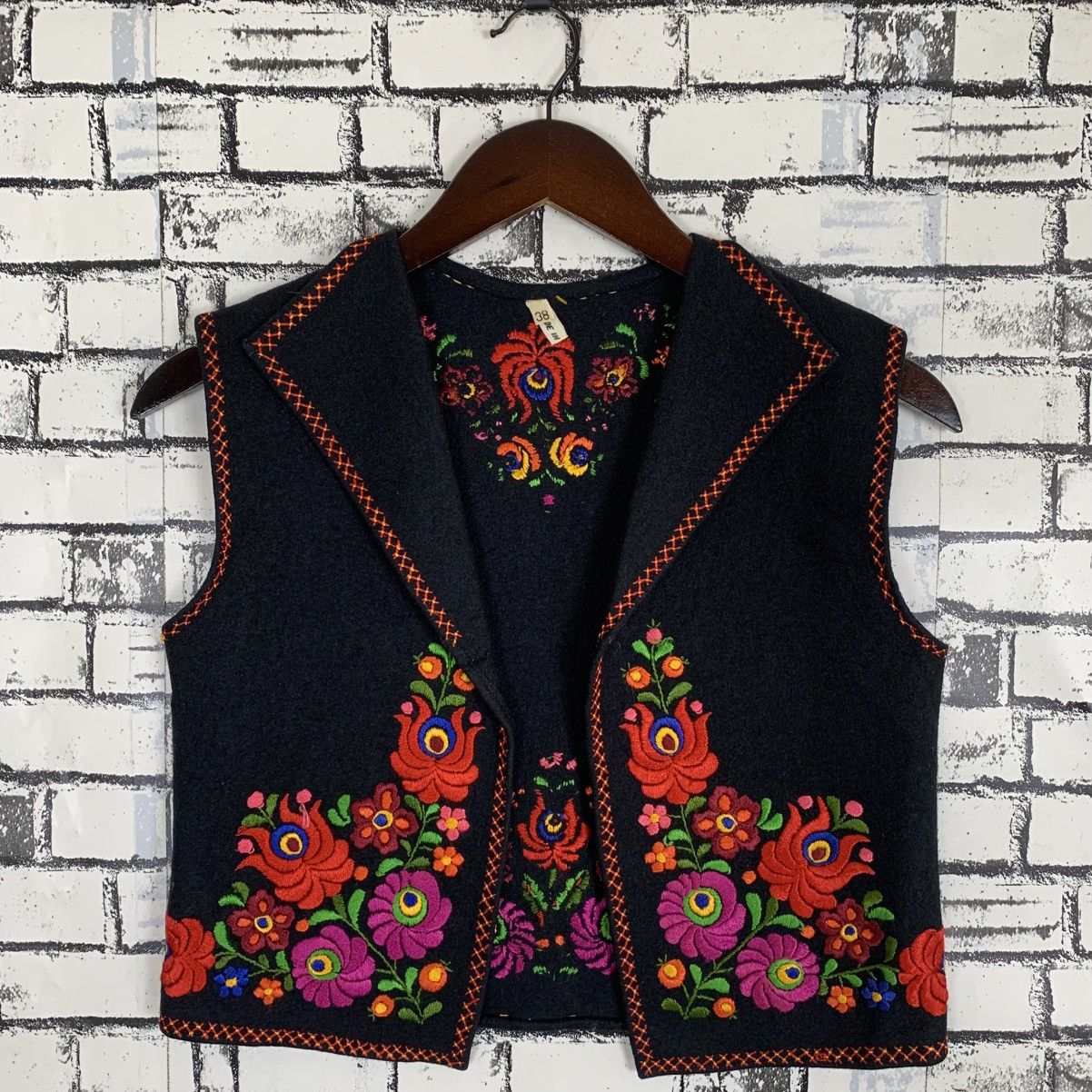Designer × Vintage Vintage Hungarian Matyo Vest Flower Embroidered Size XS / US 0-2 / IT 36-38 - 1 Thumbnail