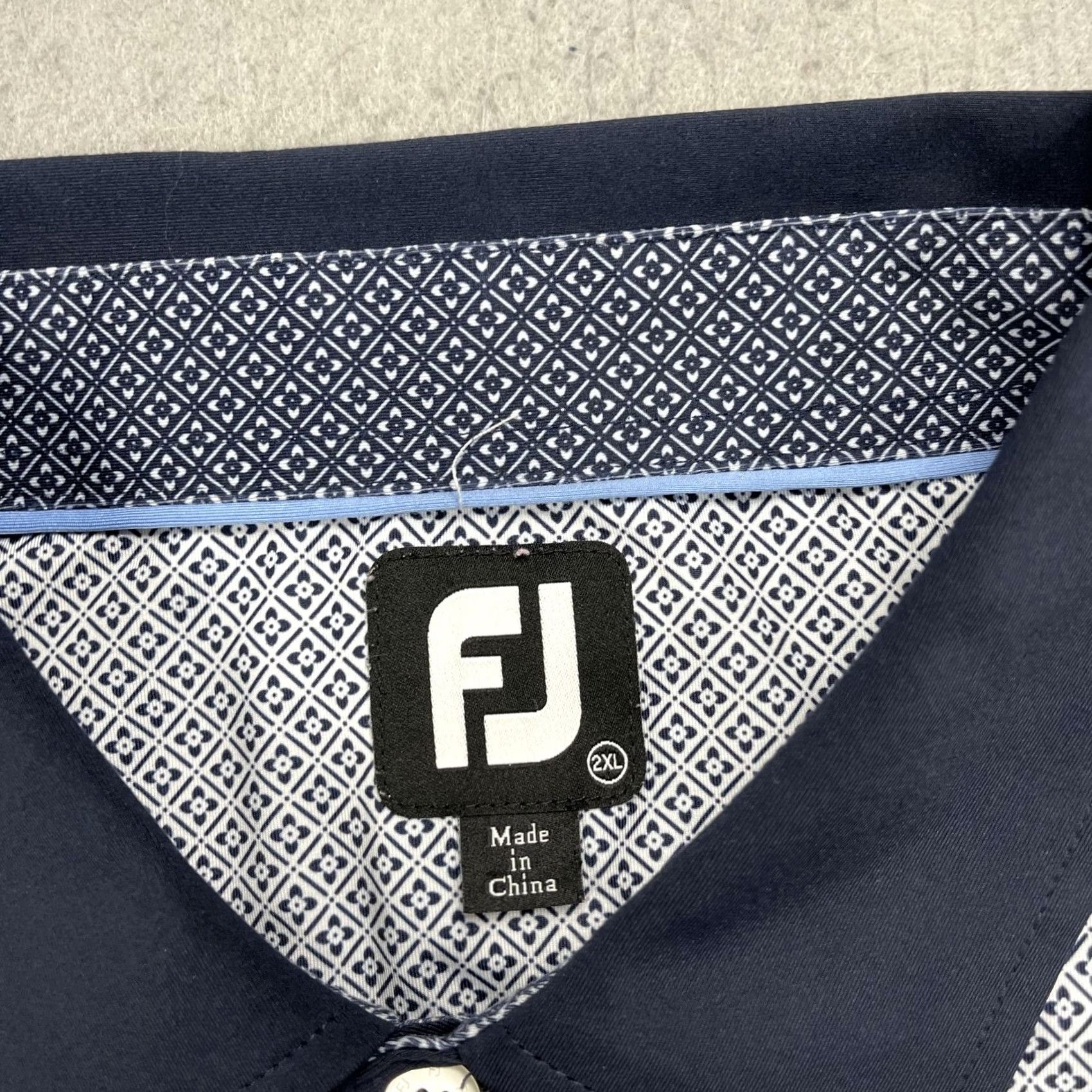 Footjoy FootJoy Polo Shirt Mens 2XL White Logo Breathable Stretch Golf Short Sleeve Collared Regular Fit Summer Casual (Geometric) Size US XXL / EU 58 / 5 - 4 Thumbnail