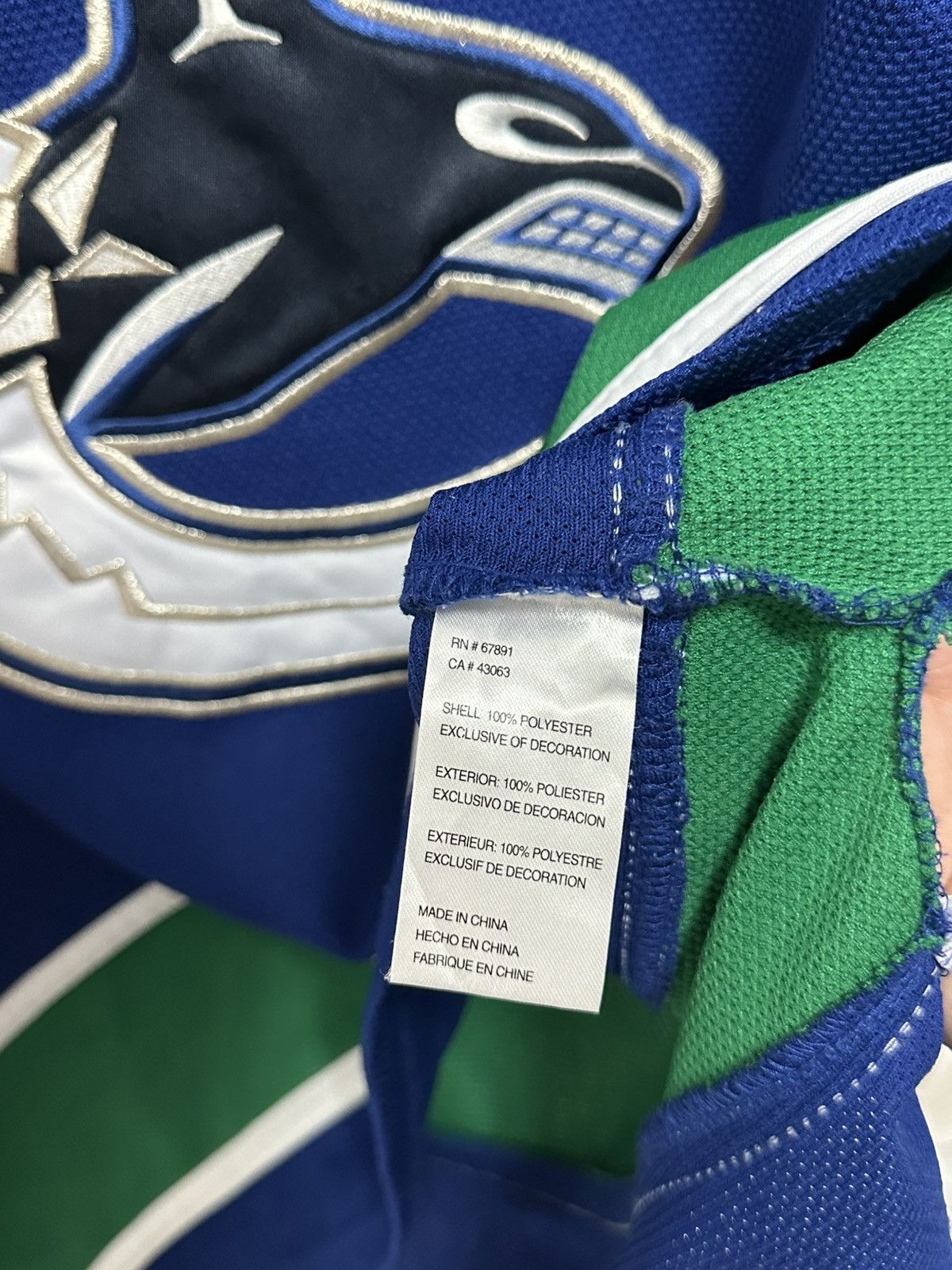 Reebok Vancouver Canucks Reebok Youth XL Hockey Jersey Size US S / EU 44-46 / 1 - 7 Thumbnail