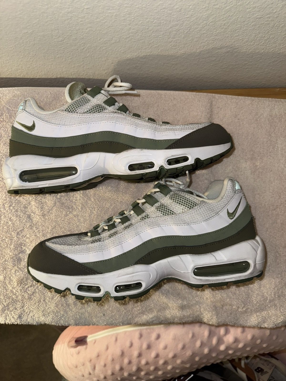 Nike Airmax 95 white oil green Size US 11.5 / EU 44-45 - 1 Thumbnail