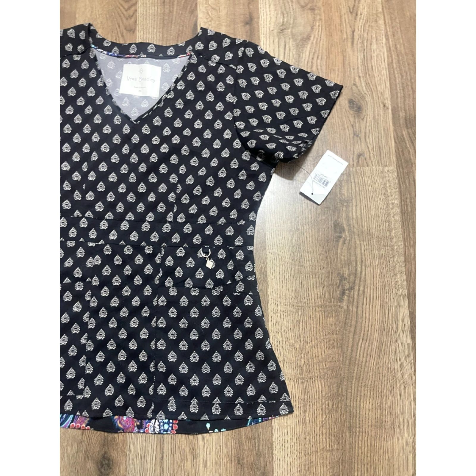 Vera Bradley Vera Bradley Scrub Top Women XS Black White V-Neck Allover Print NWT Size 26" / US 2 / IT 38 - 4 Thumbnail