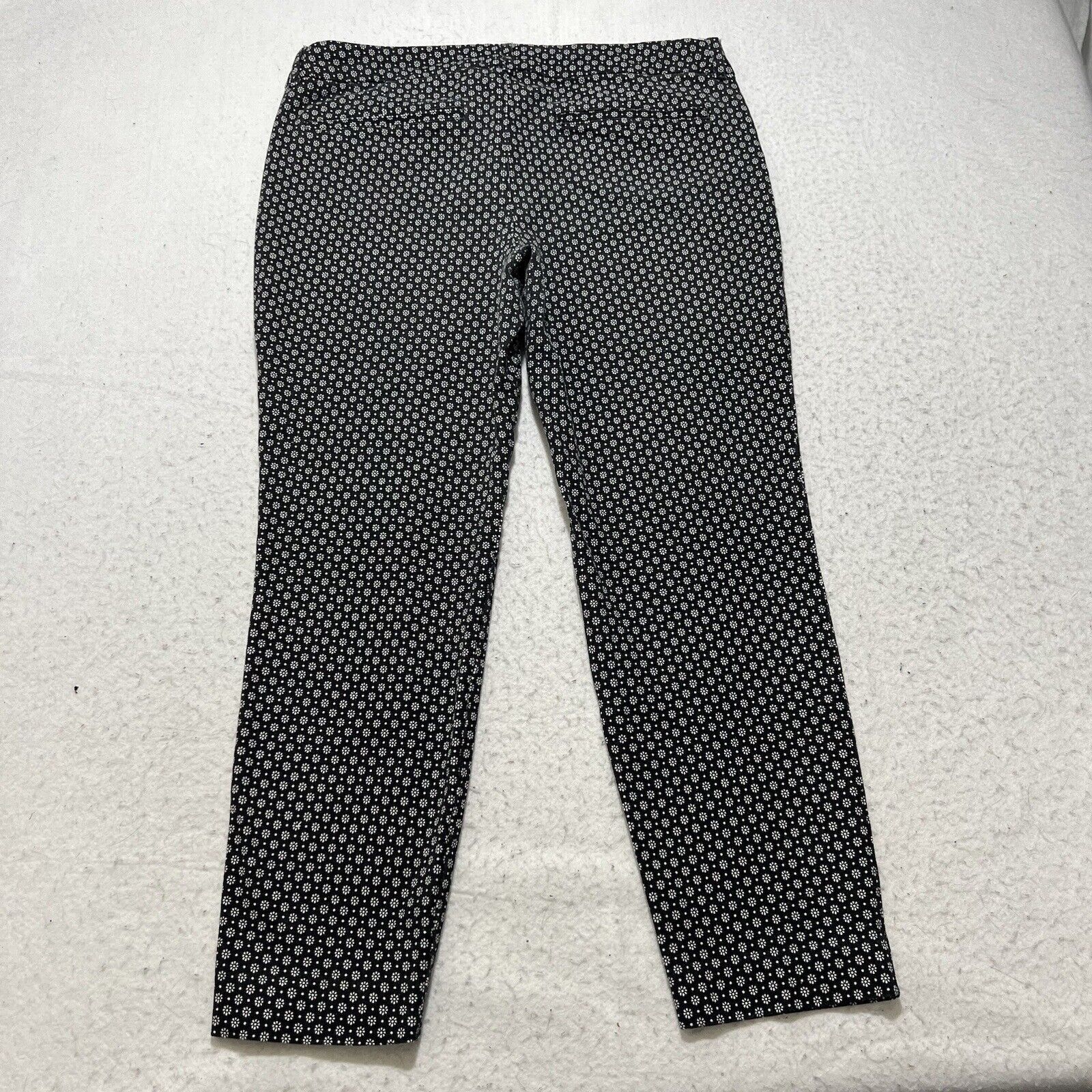 Old Navy Old Navy Pixie 12 Straight Leg Capri Black Floral Pants Size 34" / US 12 / IT 48 - 6 Thumbnail
