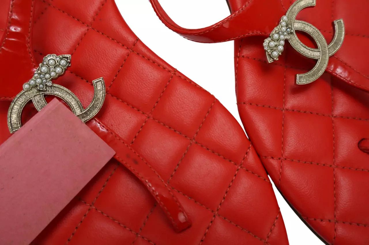 Chanel CHANEL Women's EU 38 Red Patent Leather Flip Flops Sandals Size US 8 / IT 38 - 11 Thumbnail