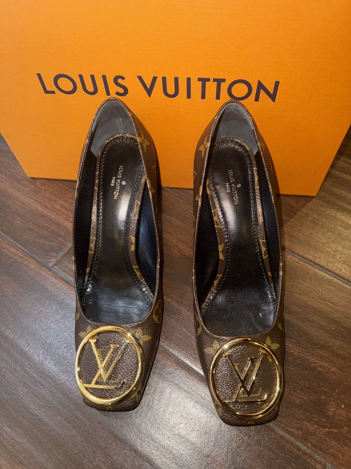 Louis Vuitton Louis Vuitton Monogram Canvas Pumps w/ Gold LV Medallion Size US 7 / IT 37 - 5 Thumbnail