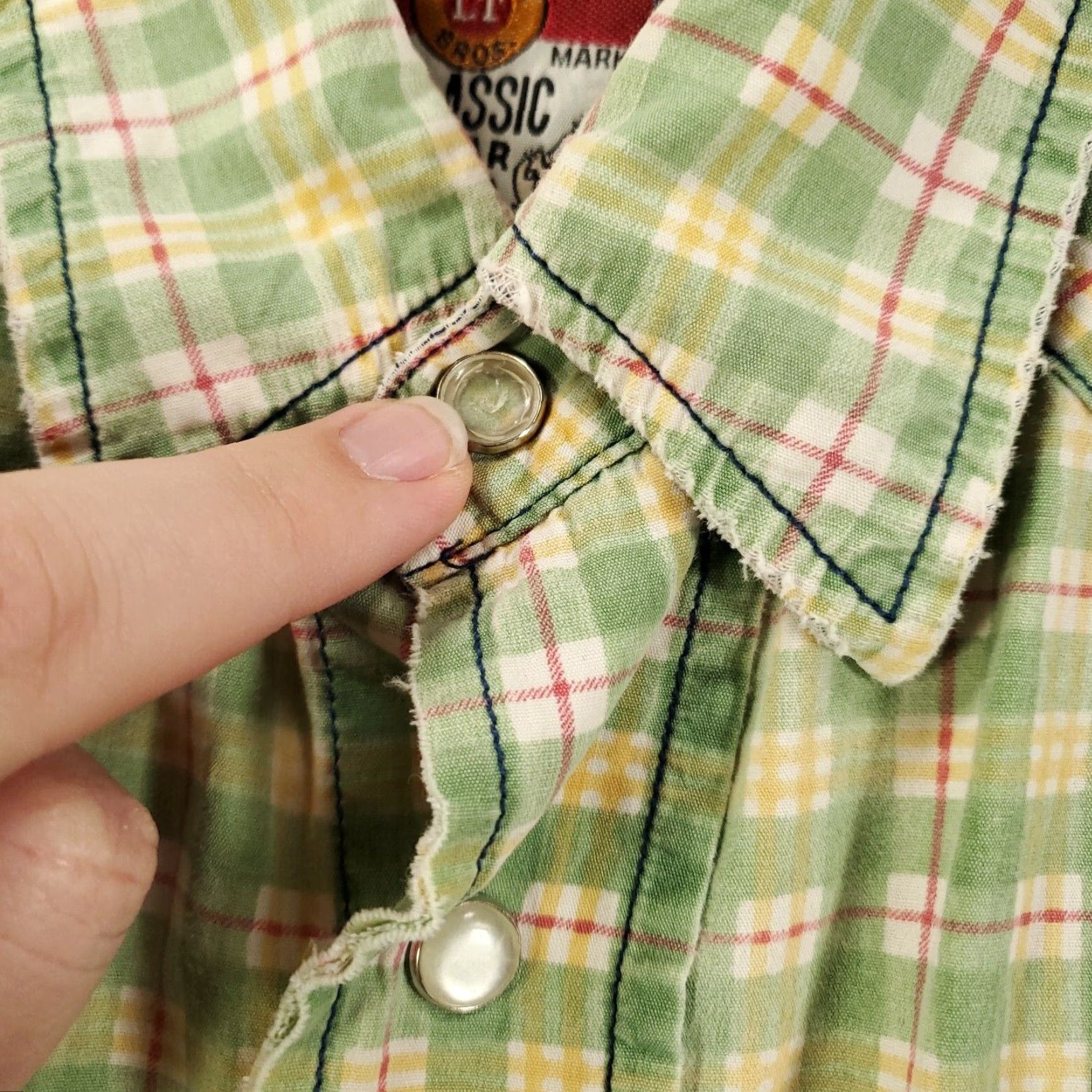 Vintage Vintage Looney Tunes Tazmanian Devil Shirt Mens M Taz Boy At Your Service Plaid Embroidered Button-Up Collared 90s Cartoon Casual Size US M / EU 48-50 / 2 - 7 Thumbnail