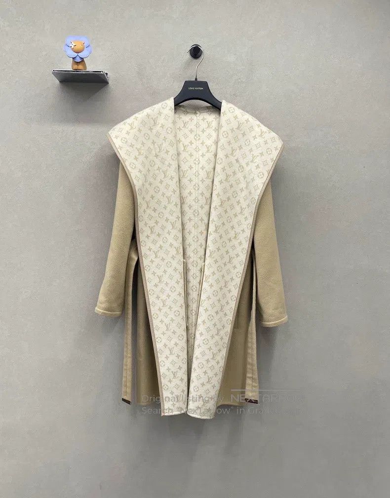 Louis Vuitton Louis Vuitton Beige reversible coat Size XXS / US 00 / IT 34 - 1 Thumbnail