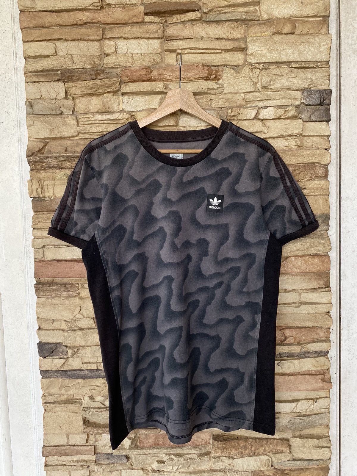 Adidas Adidas Ringer 3 Stripes Camo Warp Grey Black Tees Size US L / EU 52-54 / 3 - 1 Thumbnail