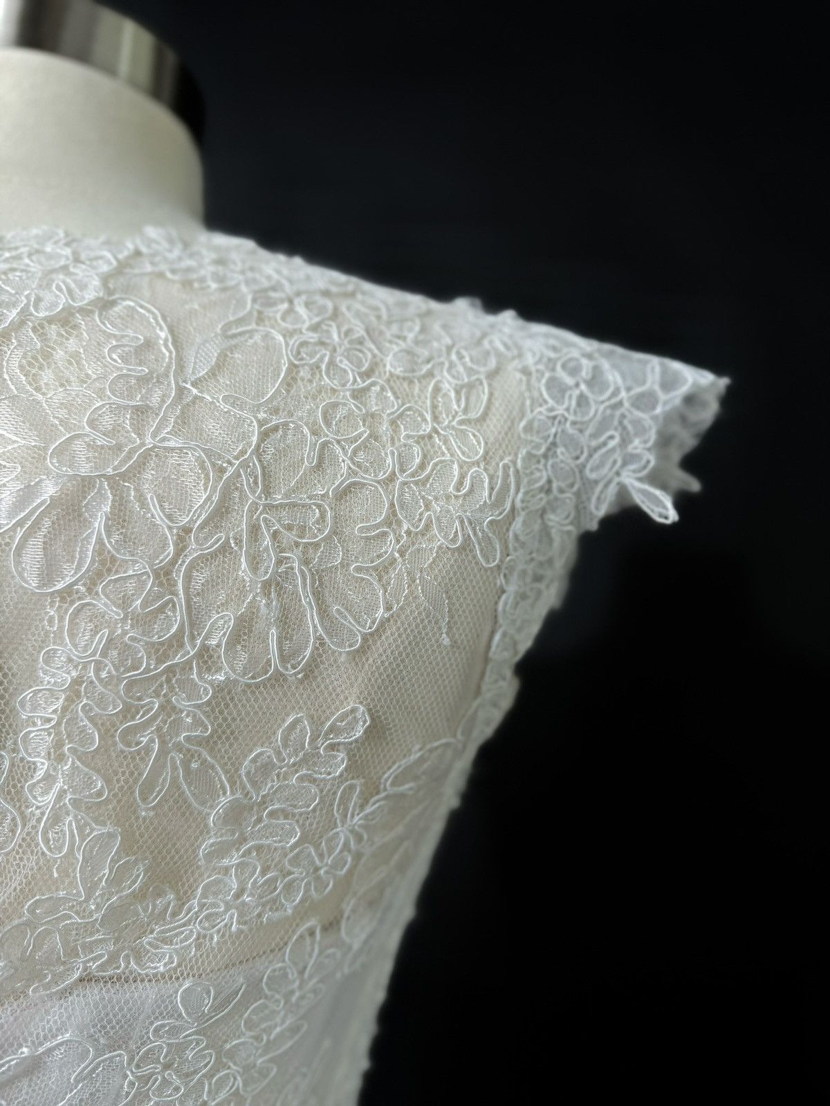 Other Preloved US 2-4 Anna Augusta French corded lace Bridal Gown Size S / US 4 / IT 40 - 6 Thumbnail